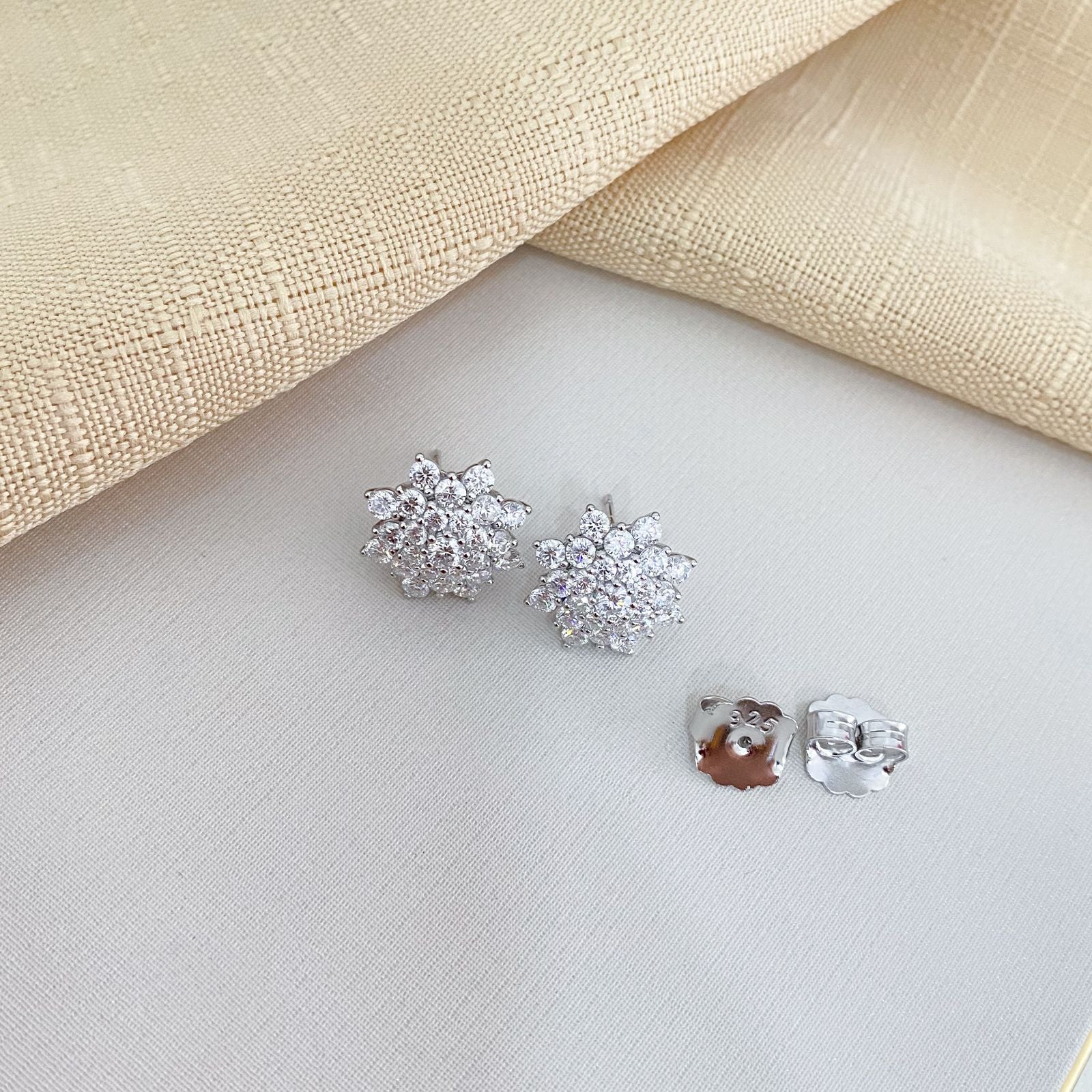 Brinco Prata Flor com Pontos Luz 3mm Moissanite