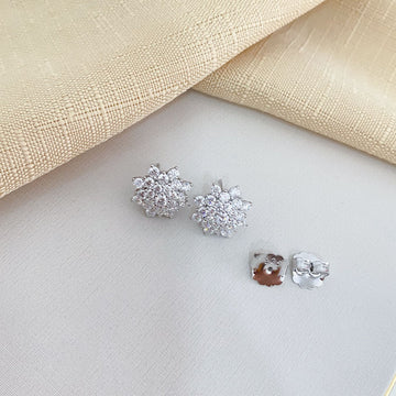 Brinco Prata Flor com Pontos Luz 3mm Moissanite