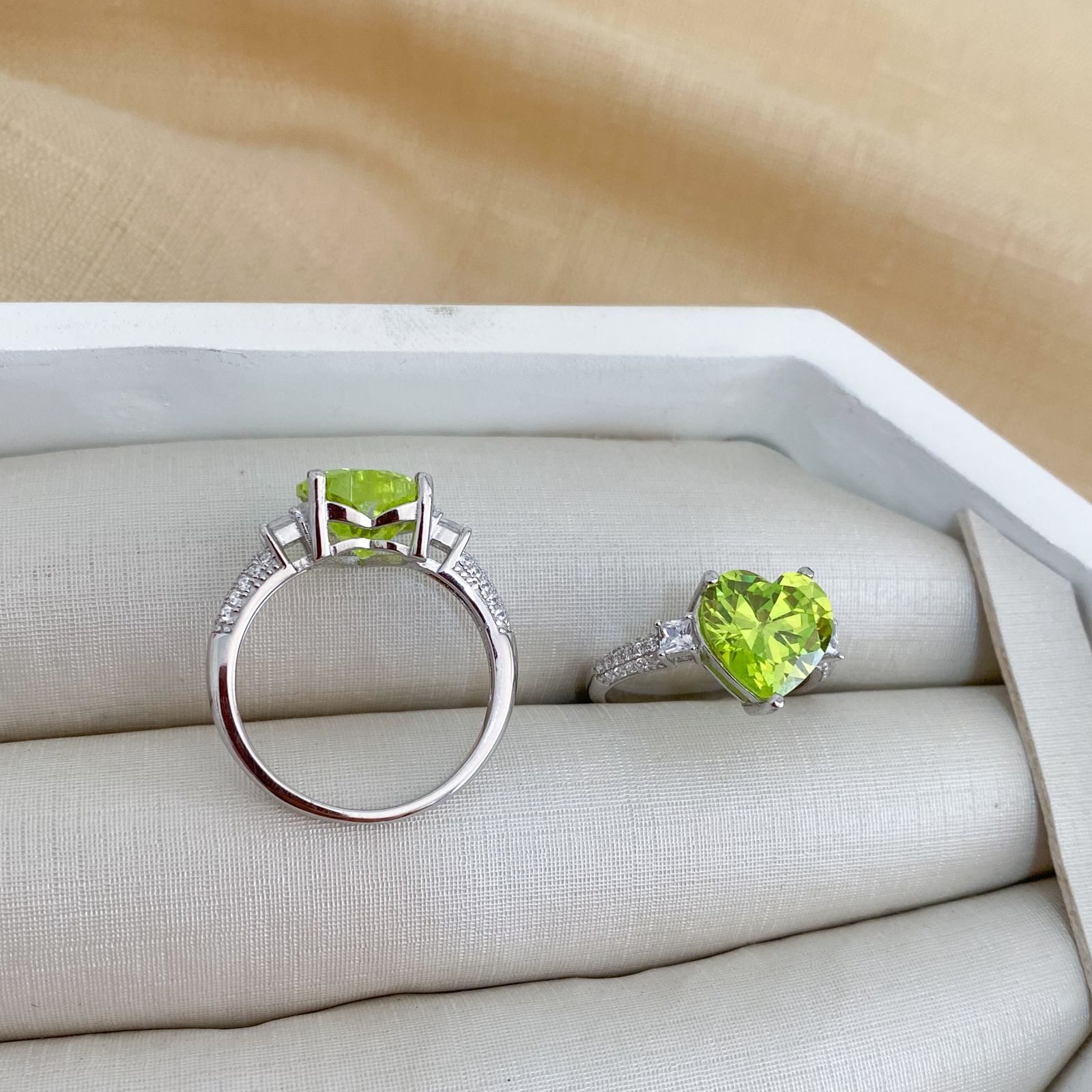 Anel Prata Coração Peridoto Cravejado 10x11mm