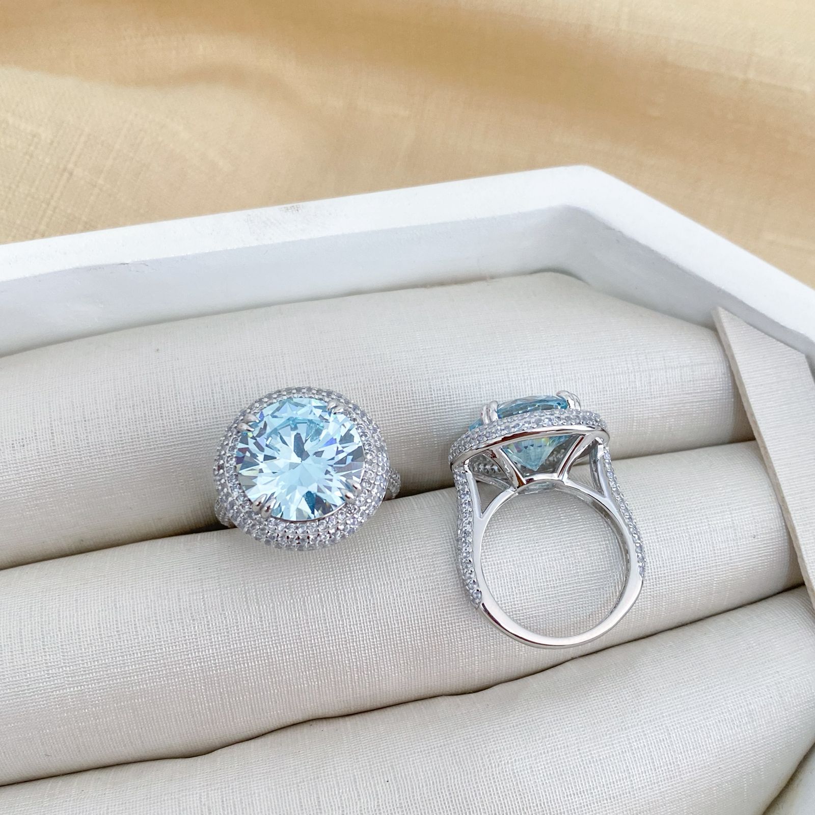 Anel Prata Pedra Azul Claro Cravejado 12mm