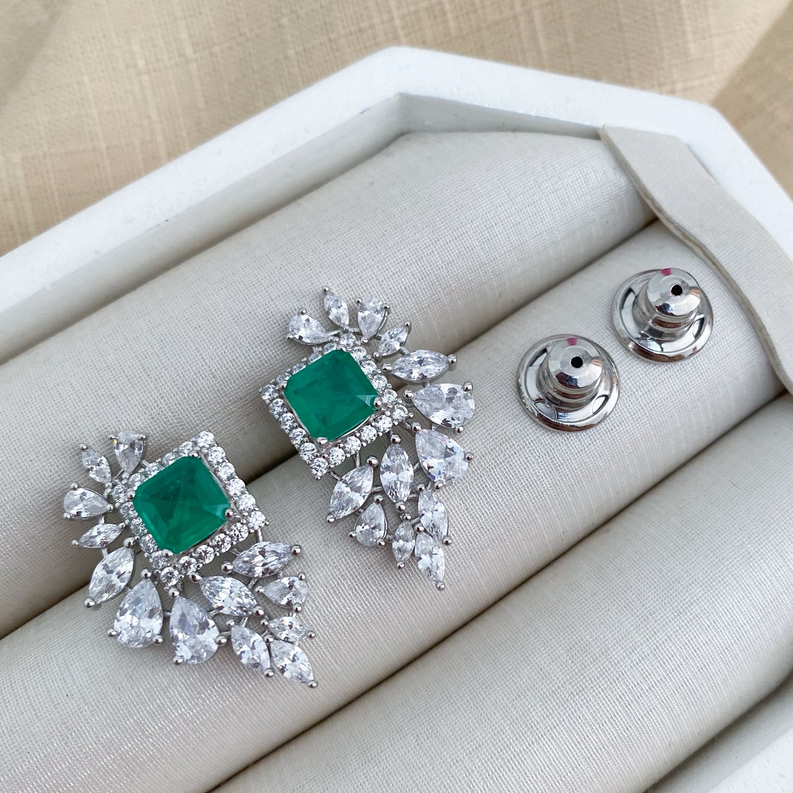 Brinco Prata Earcuff Pedra Verde Escuro/Cristal Cravejado 7mm