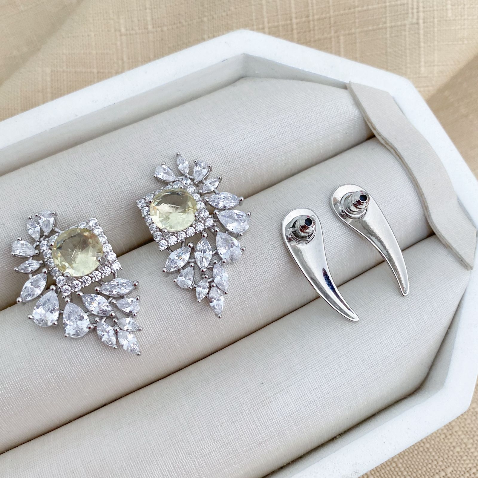 Brinco Prata Earcuff Pedra Amarelo Claro/Cristal Cravejado 8mm