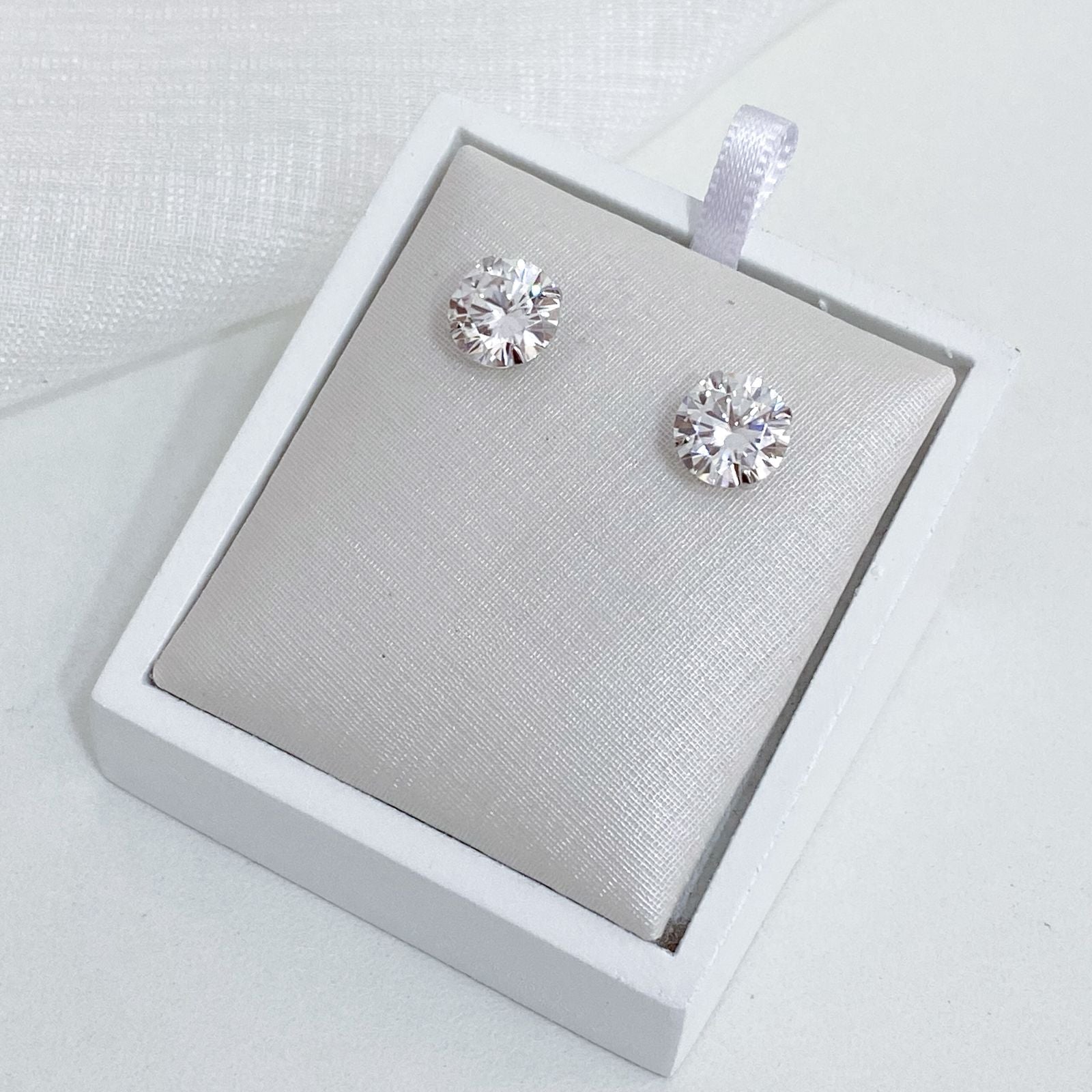 Brinco Prata Ponto de Luz 8mm Moissanite
