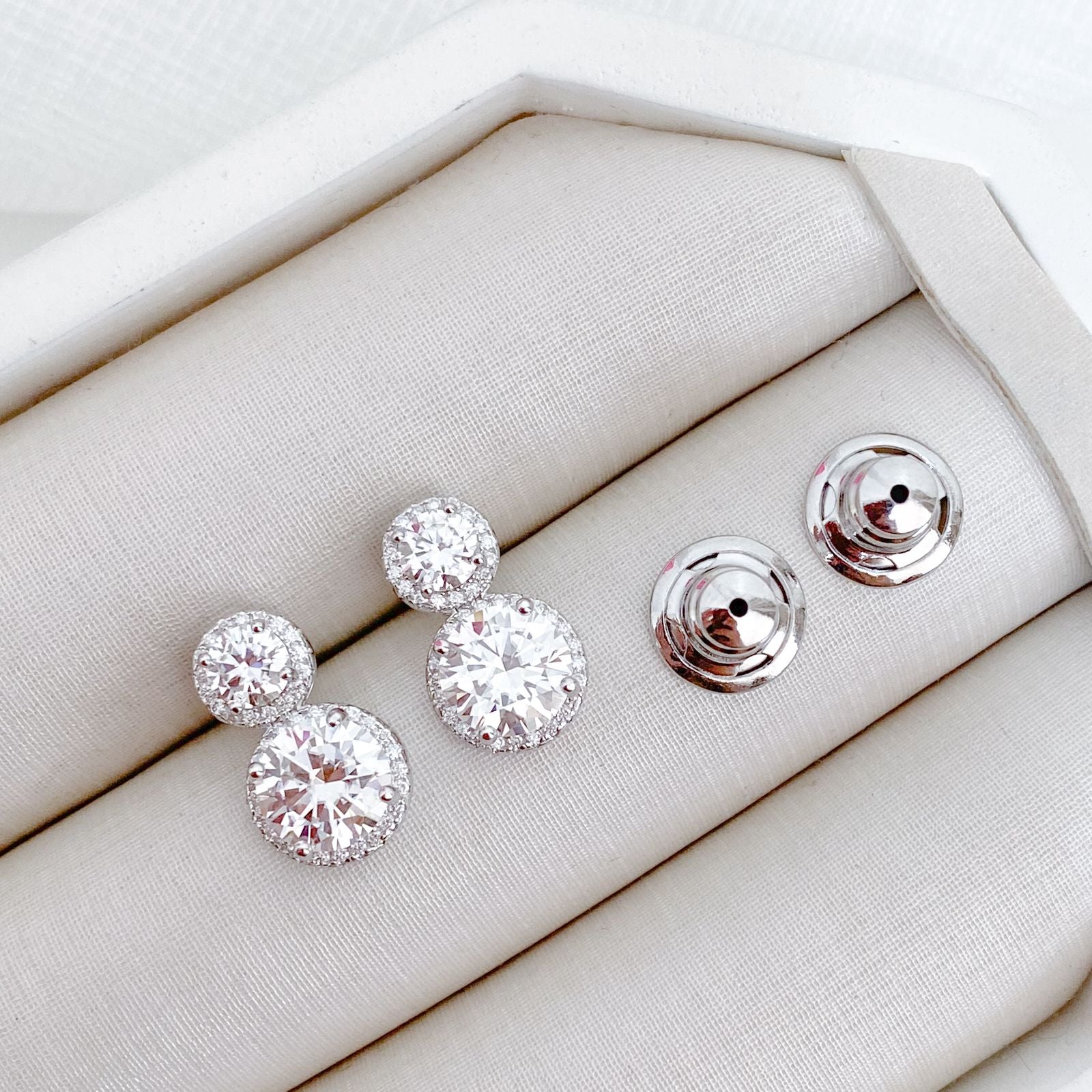 Brinco Prata 2 Pedra Cravejada 8/5mm Moissanite