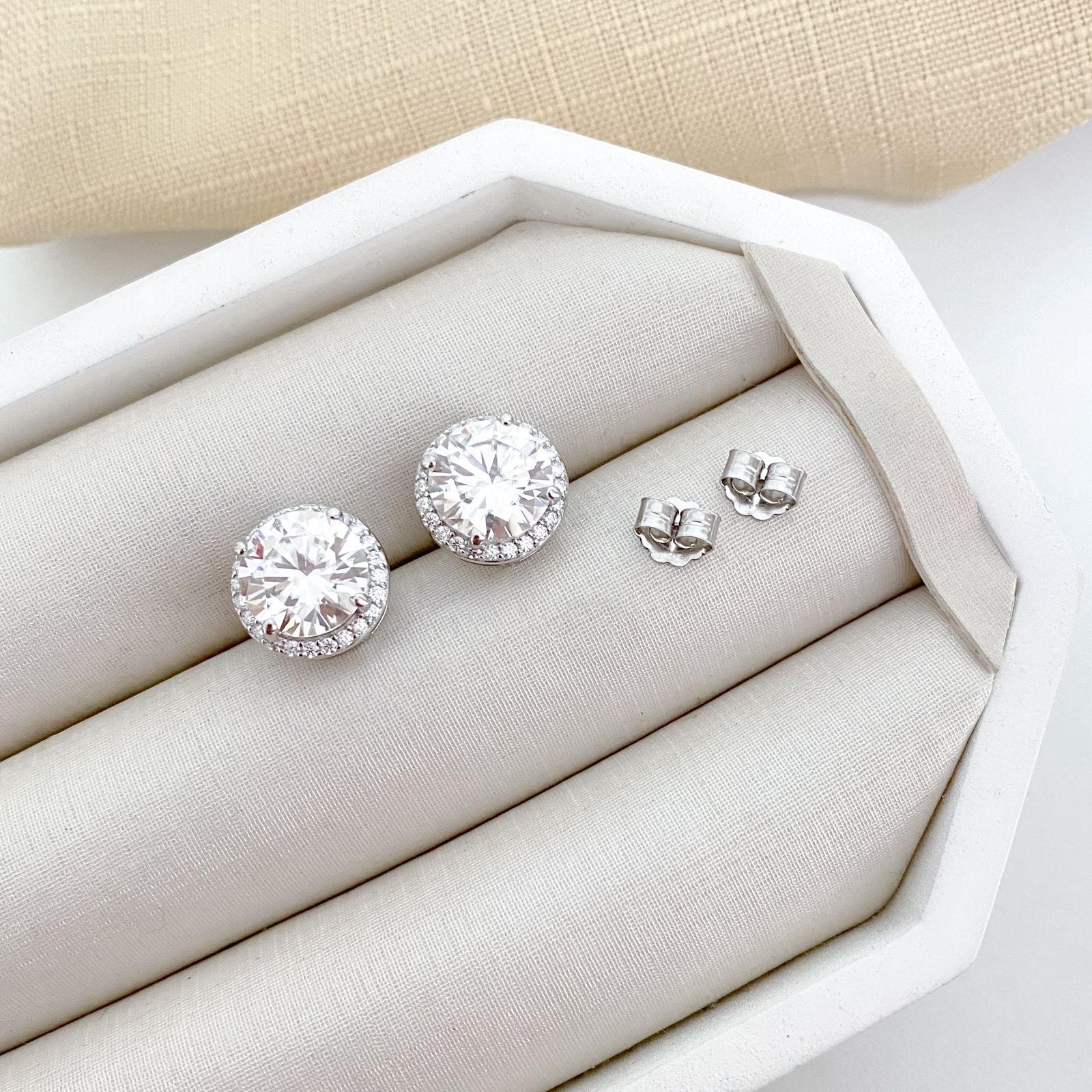 Brinco Prata Redondo Cristal Cravejada 10mm Moissanite