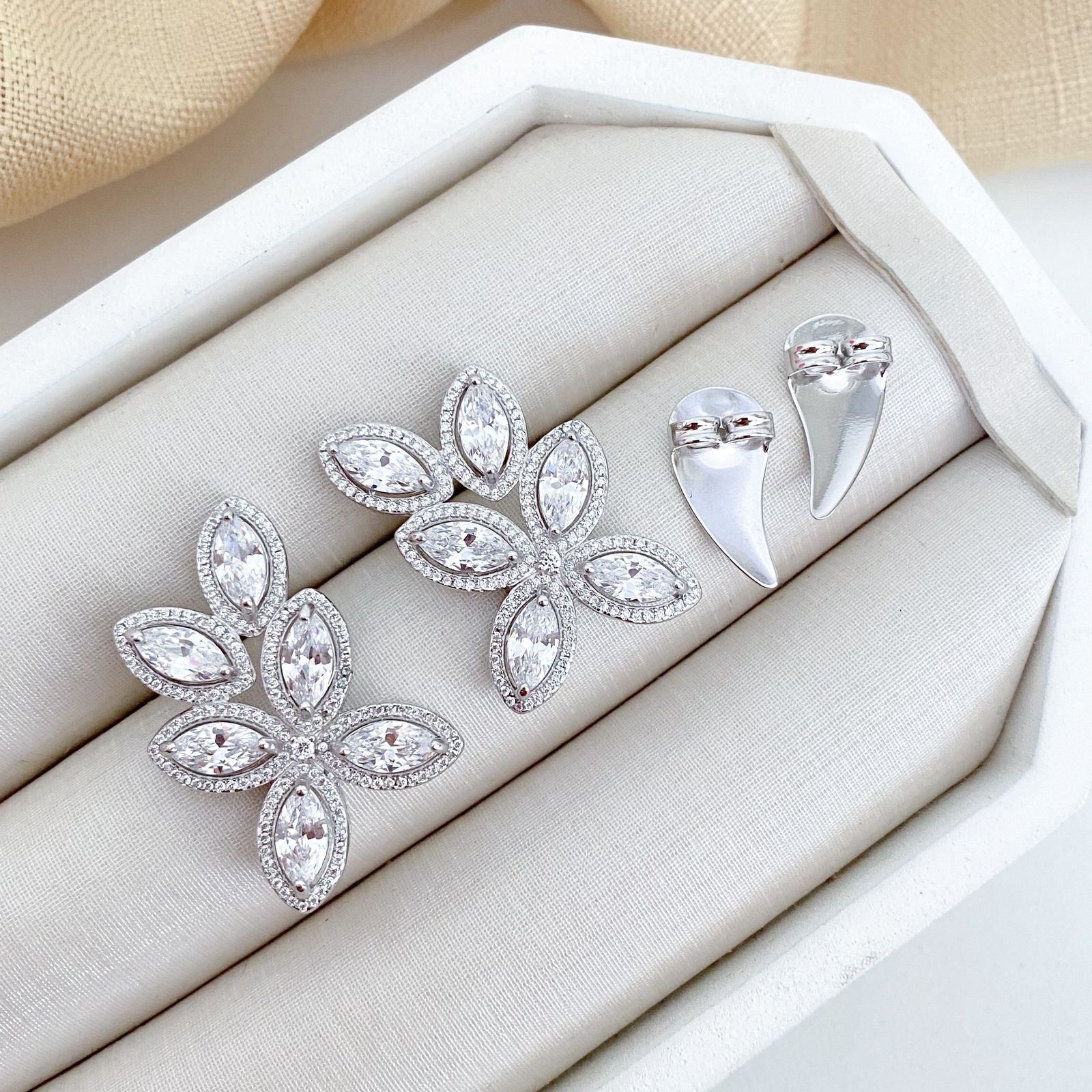Brinco Prata Oval Cristal Cravejado 8x4mm