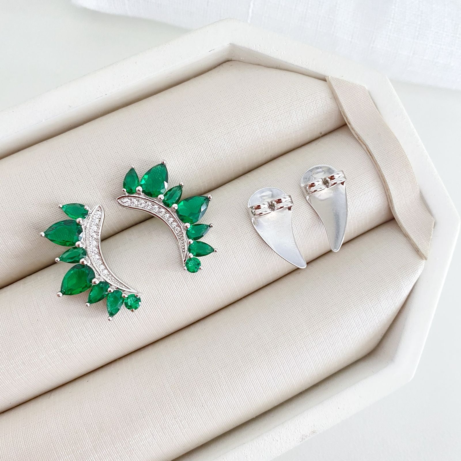 Brinco Prata Earcuff Verde Escuro Cravejado 7x5mm