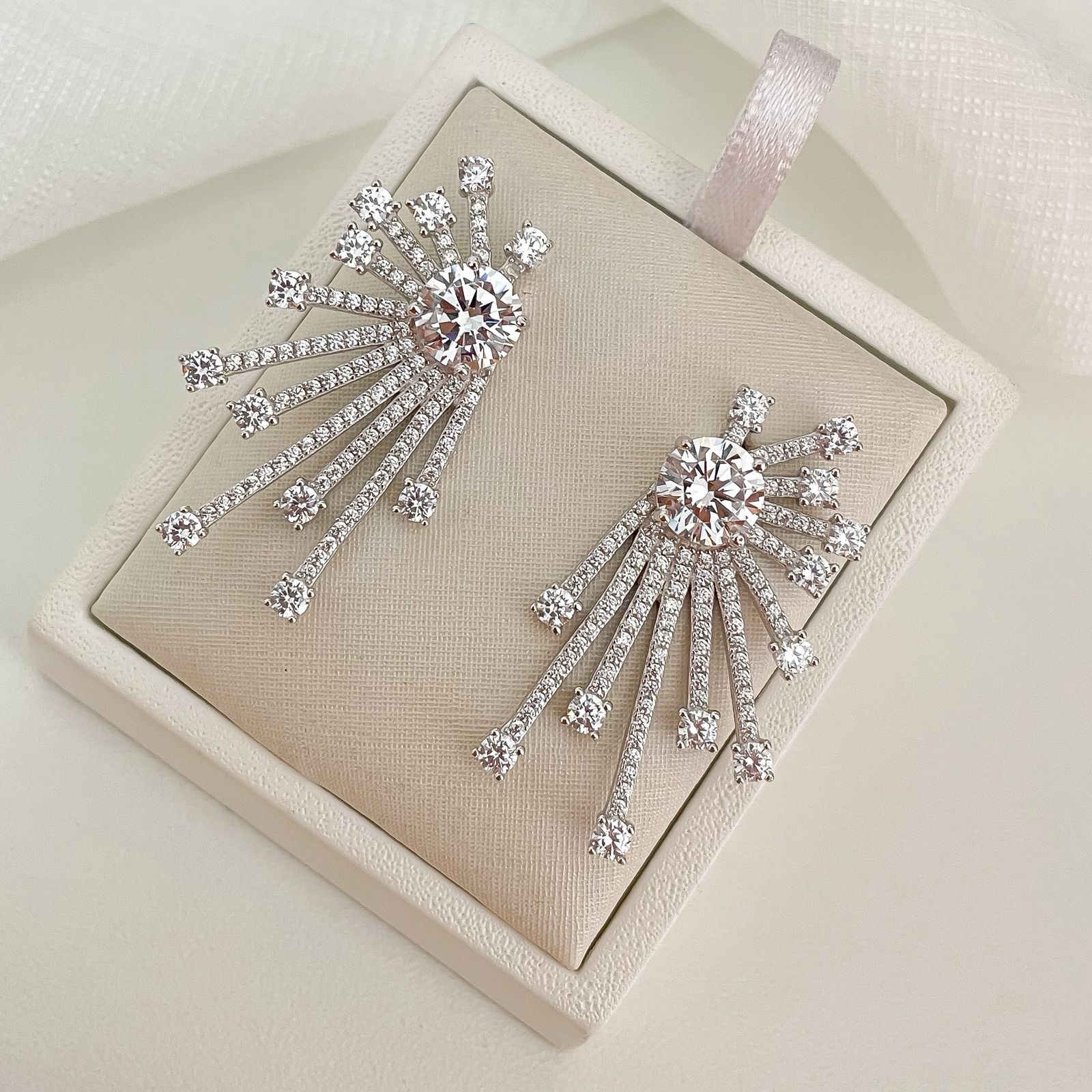 Brinco Prata Earcuff Cristal Cravejado 7mm