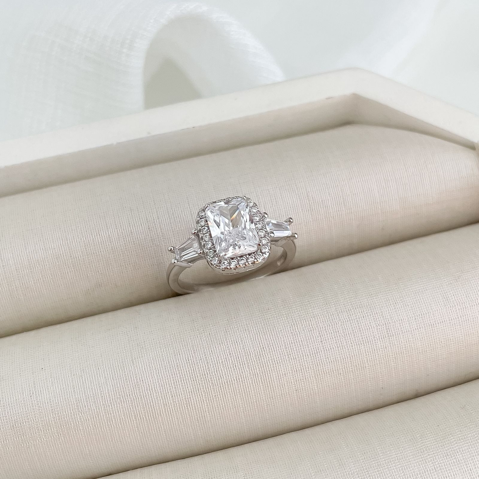Anel Prata Quadrado Cristal Cravejado 8x6mm