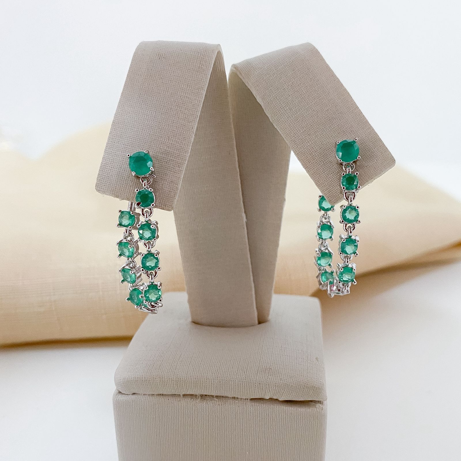 Brinco Prata em Pedras Verde Claro 4/3mm