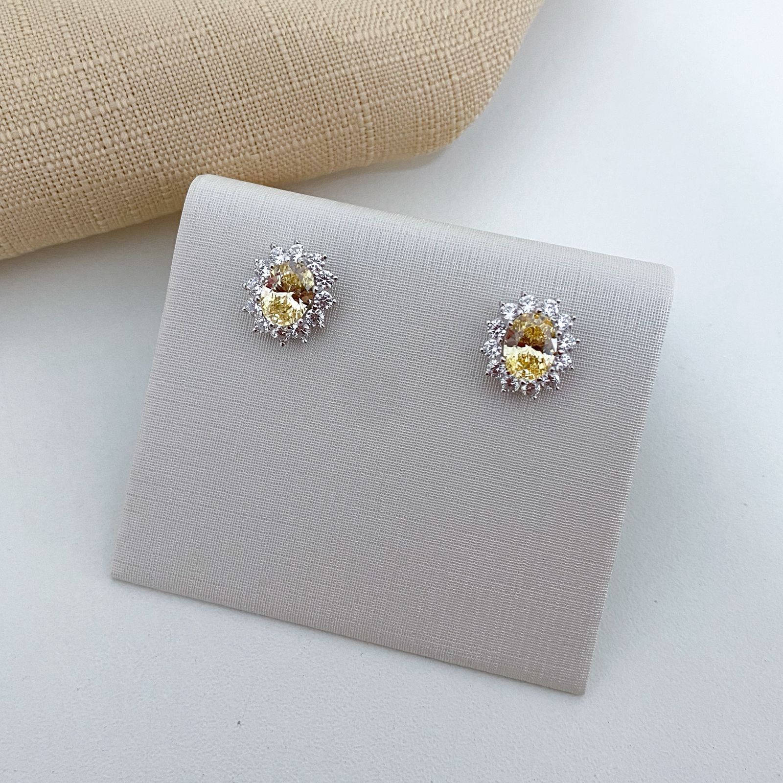 Brinco Prata Oval Amarelo/Cristal Cravejado 8x6mm