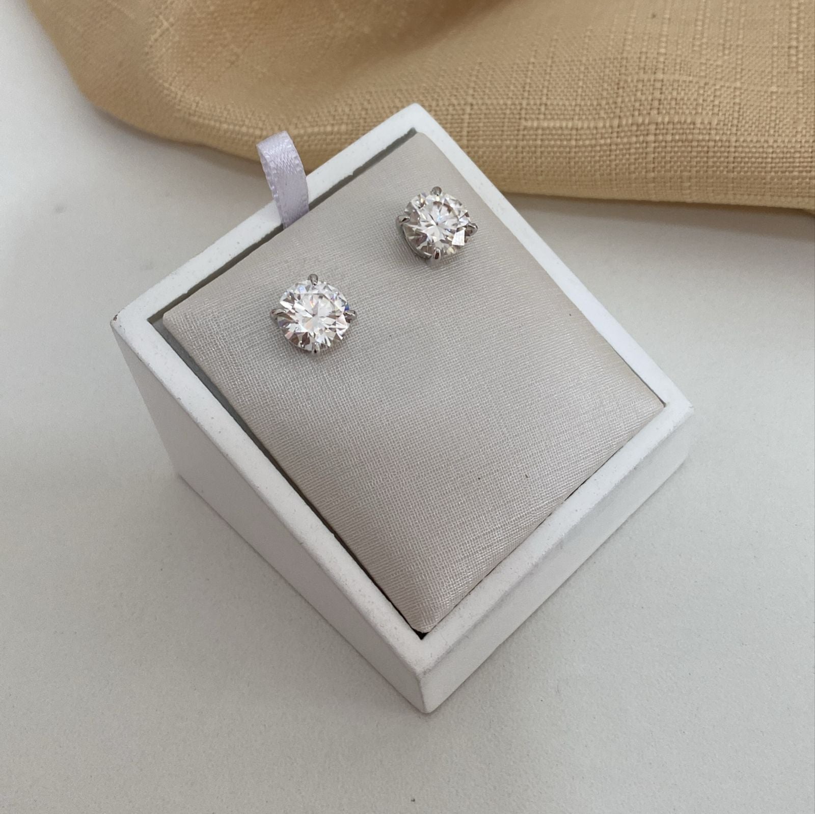 Brinco Prata Ponto de Luz Cristal 8mm Moissanite