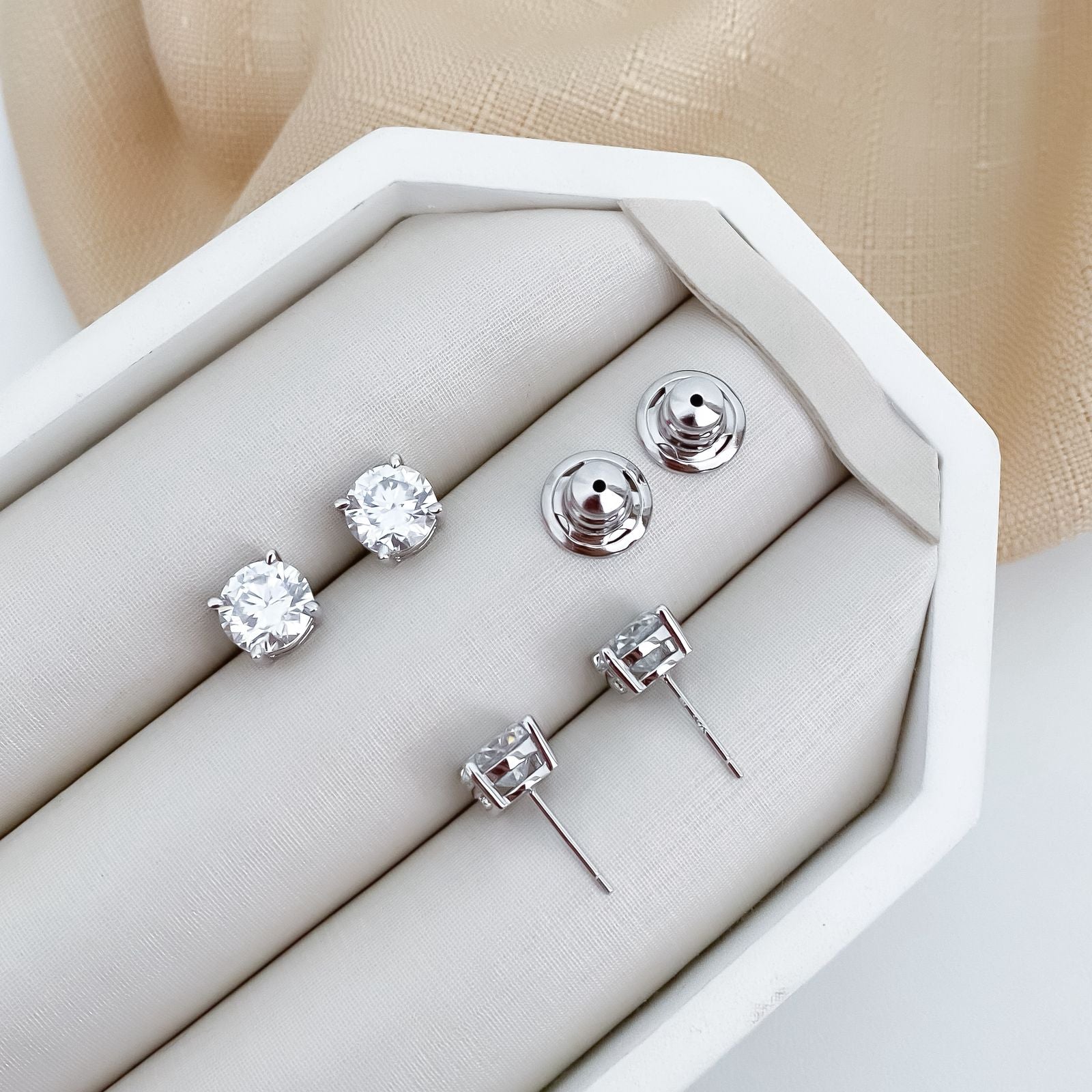 Brinco Prata Ponto de Luz 8mm Moissanite