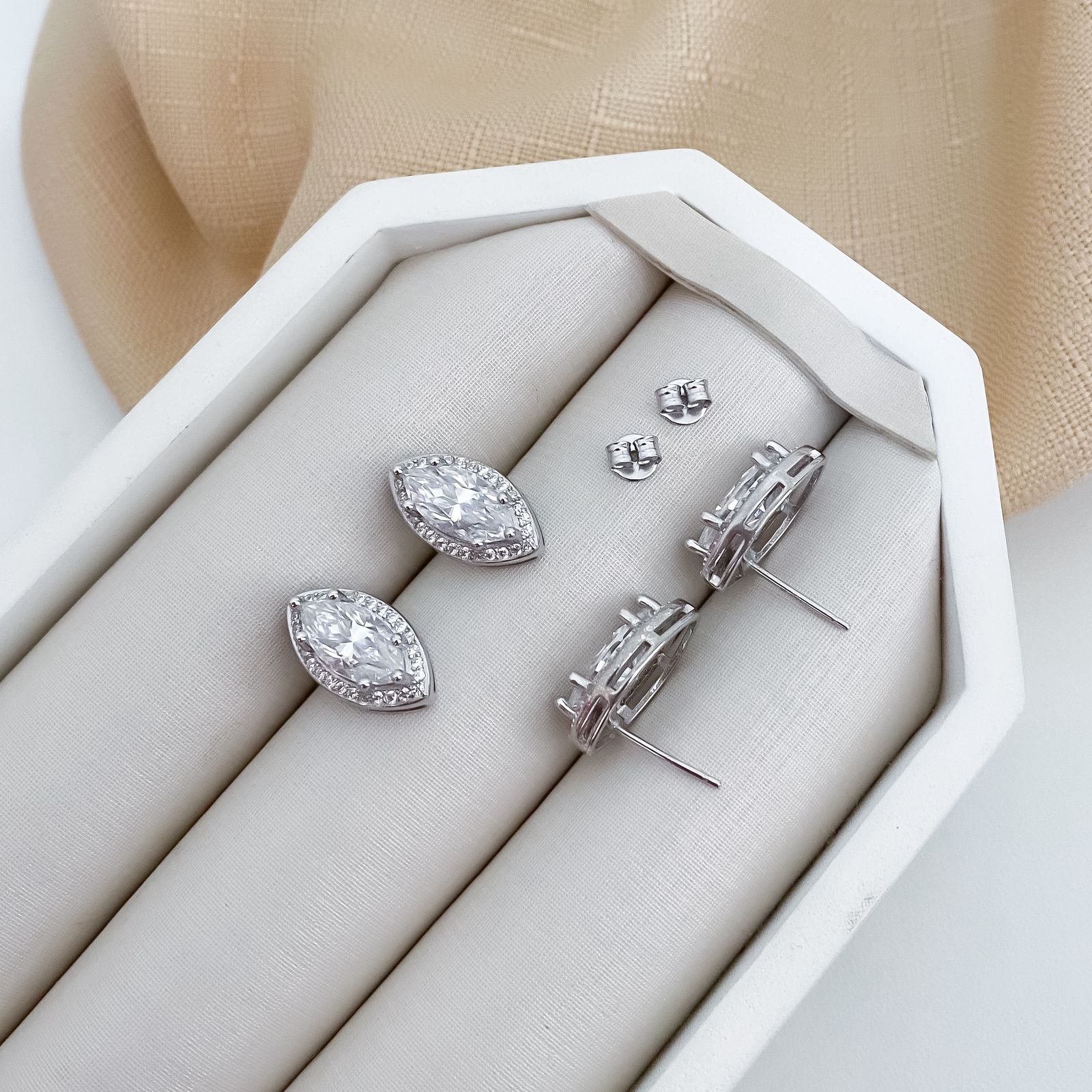 Brinco Prata Oval Cristal Cravejado 10x5mm Moissanite