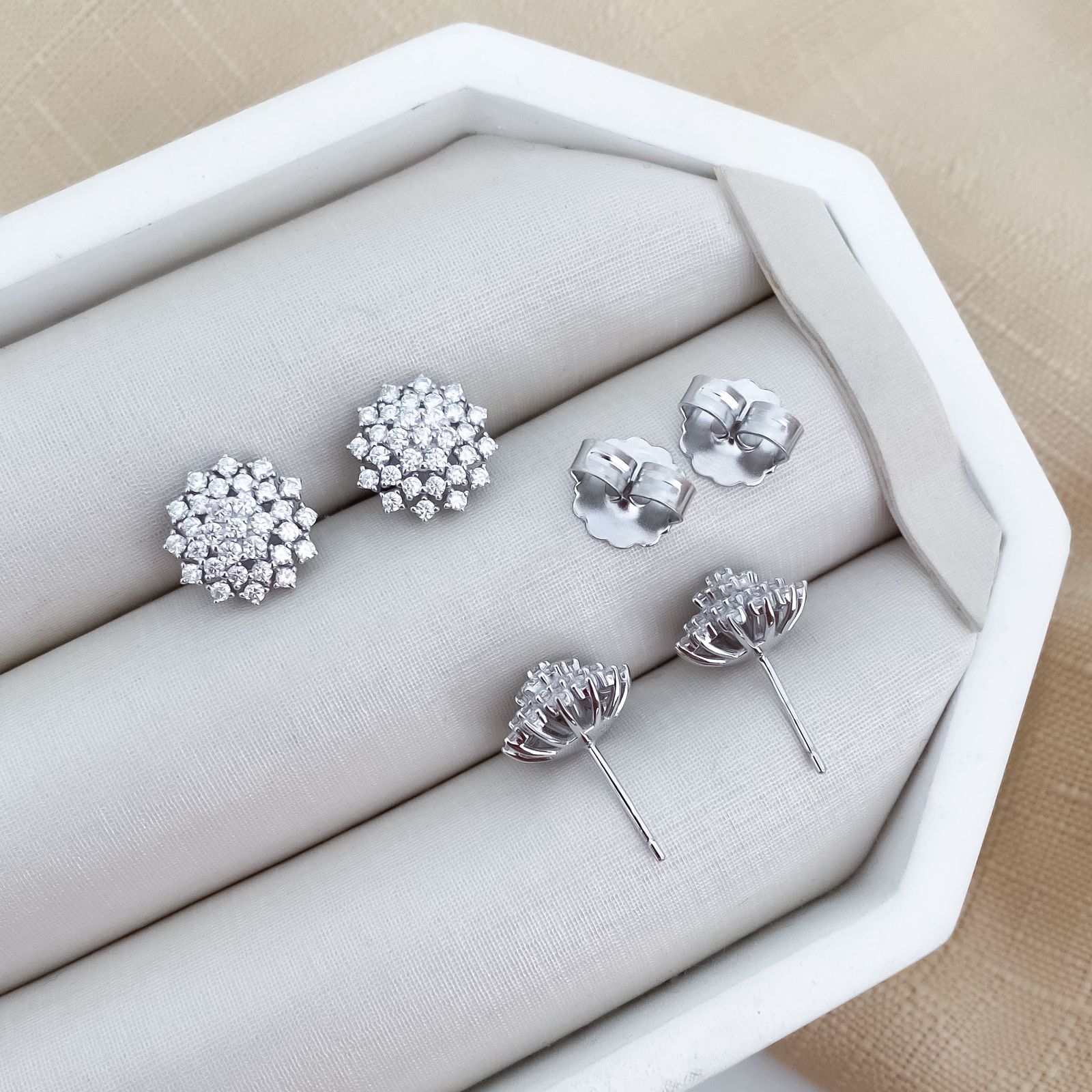Brinco Prata Flor Cristal Cravejado 1,7mm Moissanite