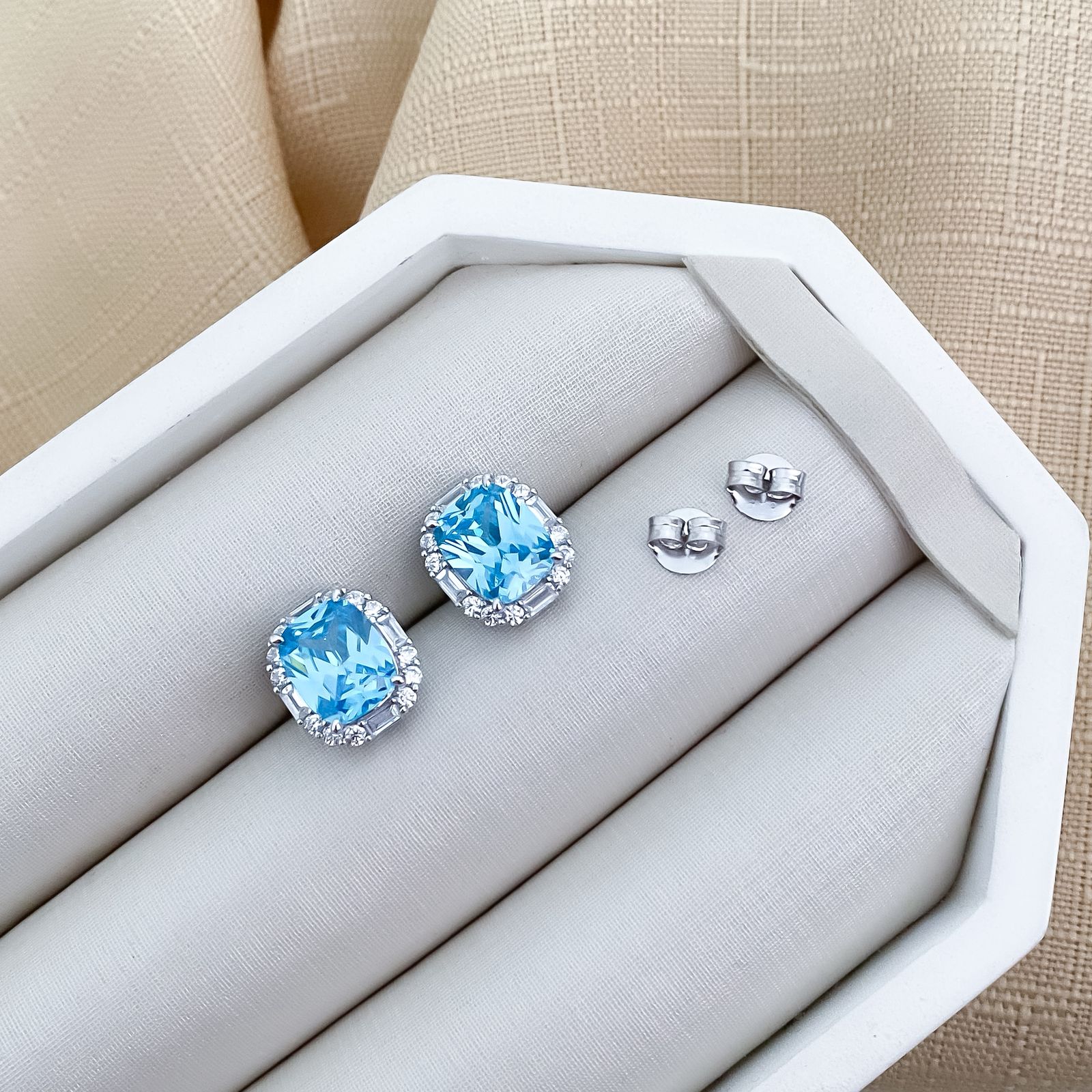 Brinco Prata Pedra Azul Claro Cravejado 10x8mm