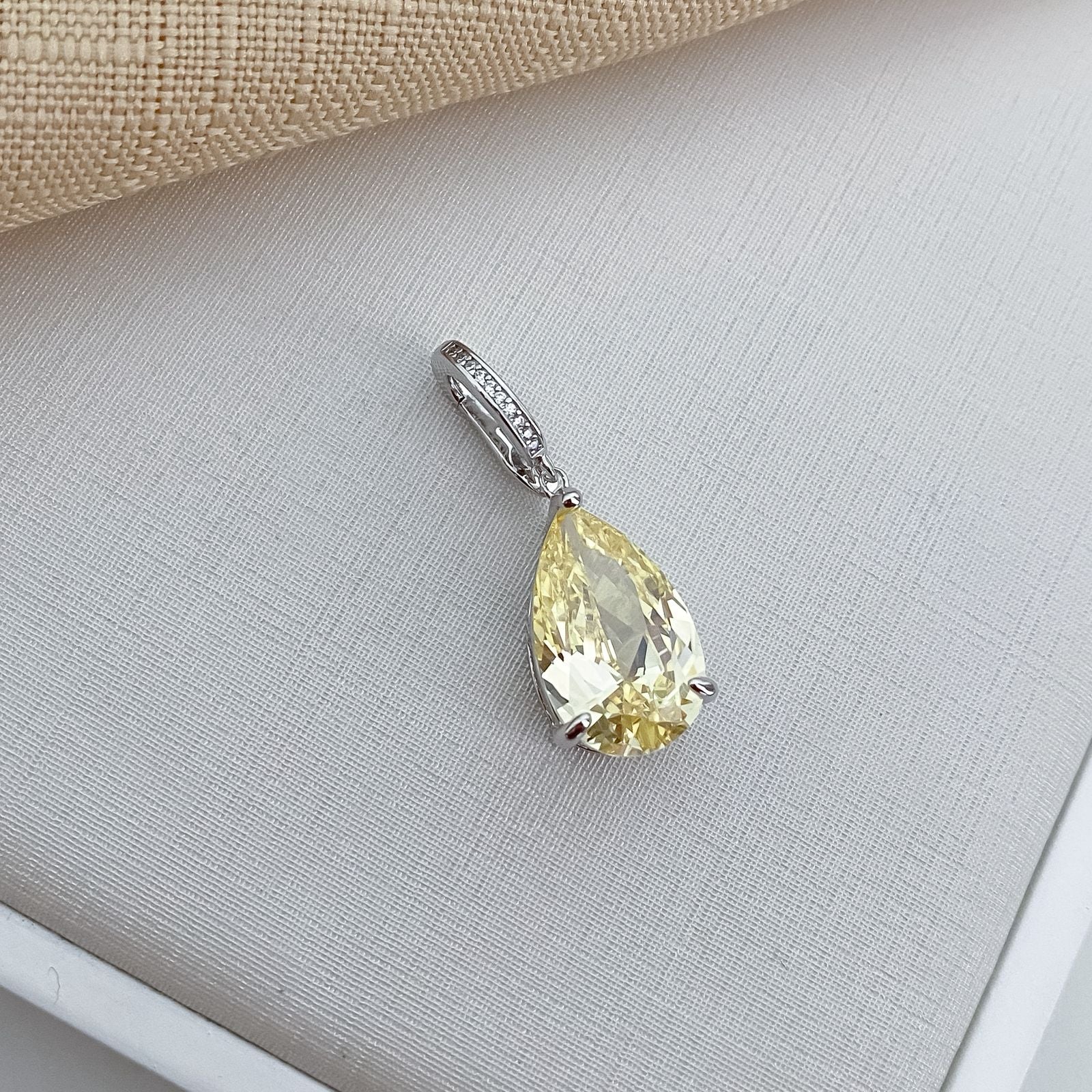 Pingente Prata Gota Amarela Cravejada 16x10mm