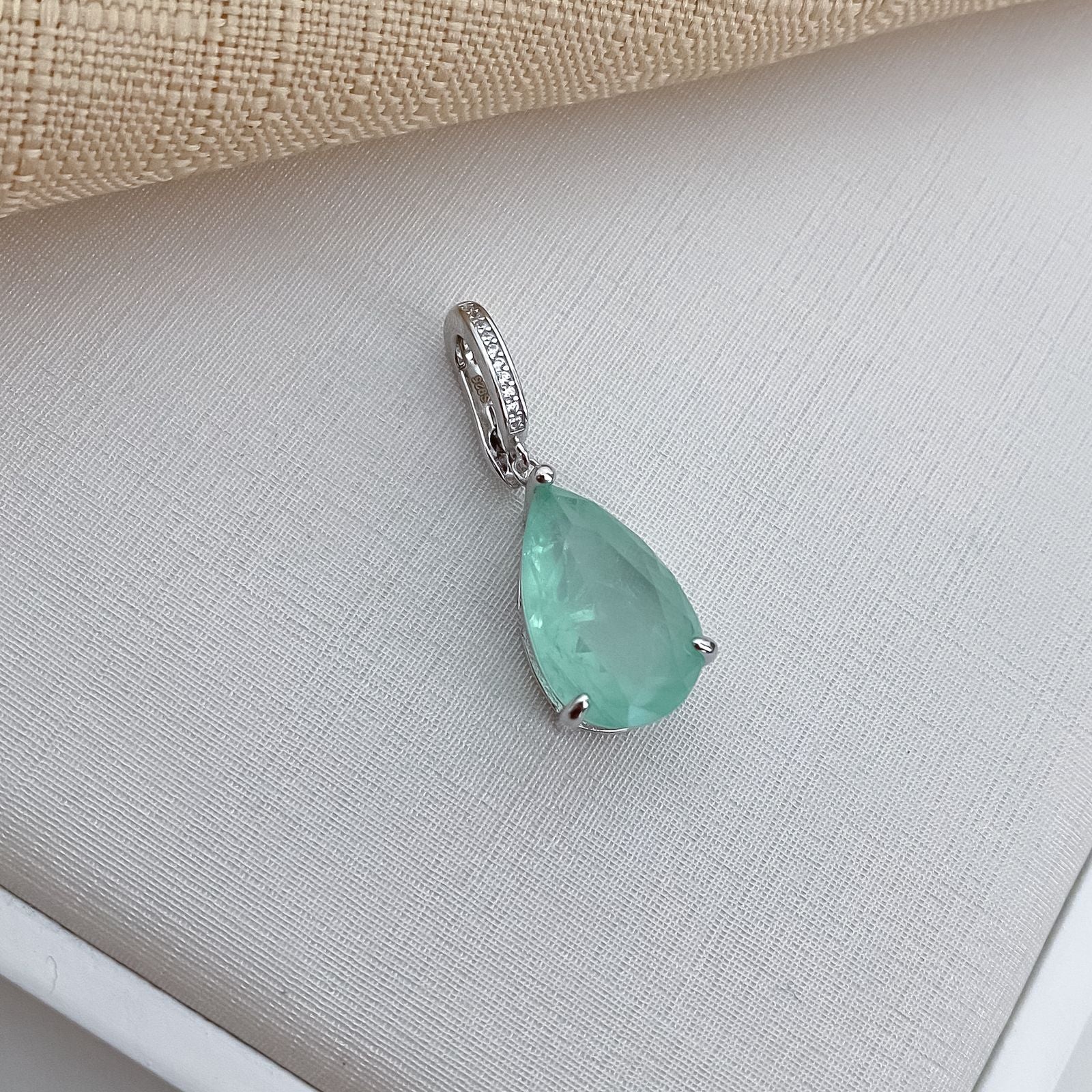 Pingente Prata Gota Verde Claro Cravejada 16x10mm