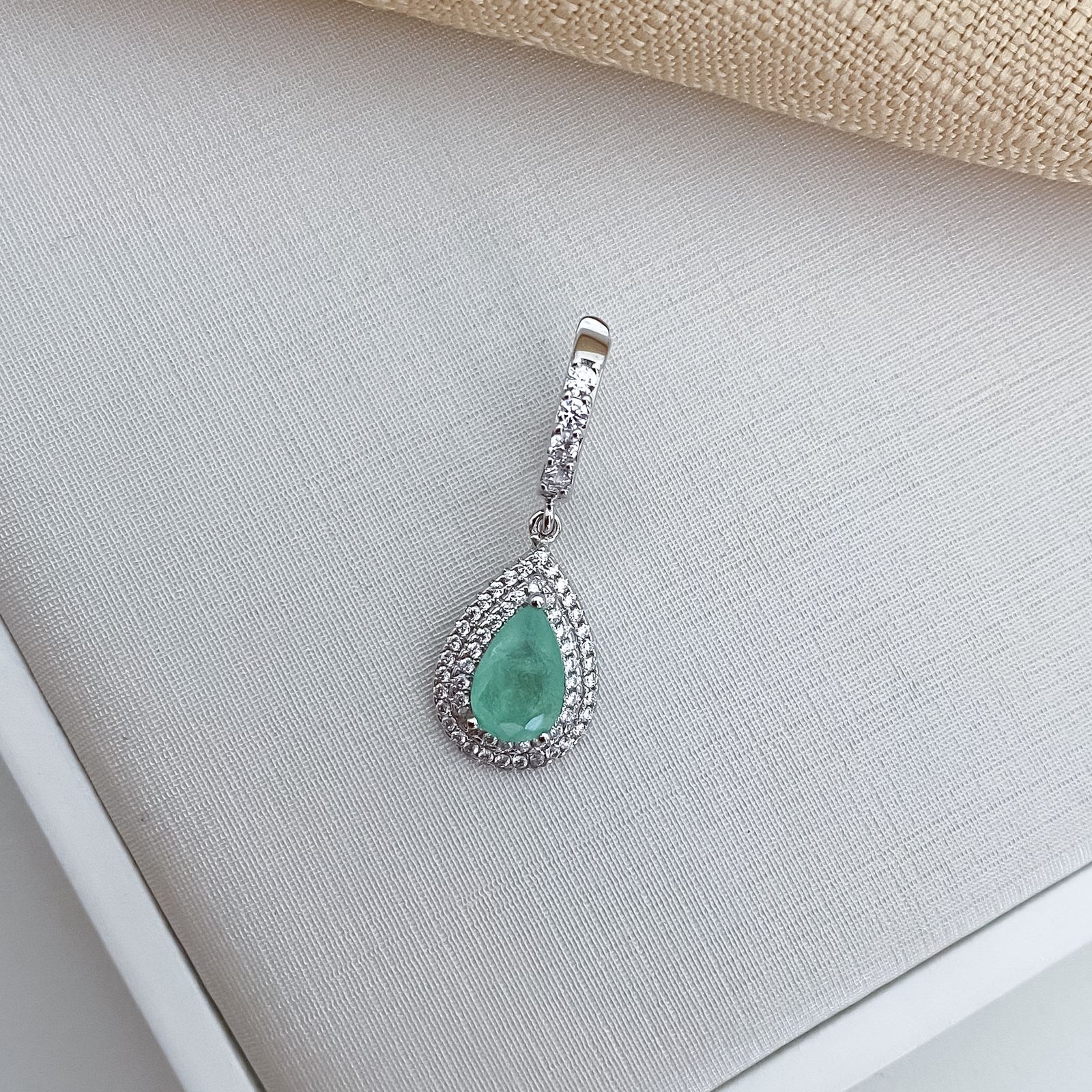 Pingente Prata Gota Verde Claro 2f Cravejado 10x5mm