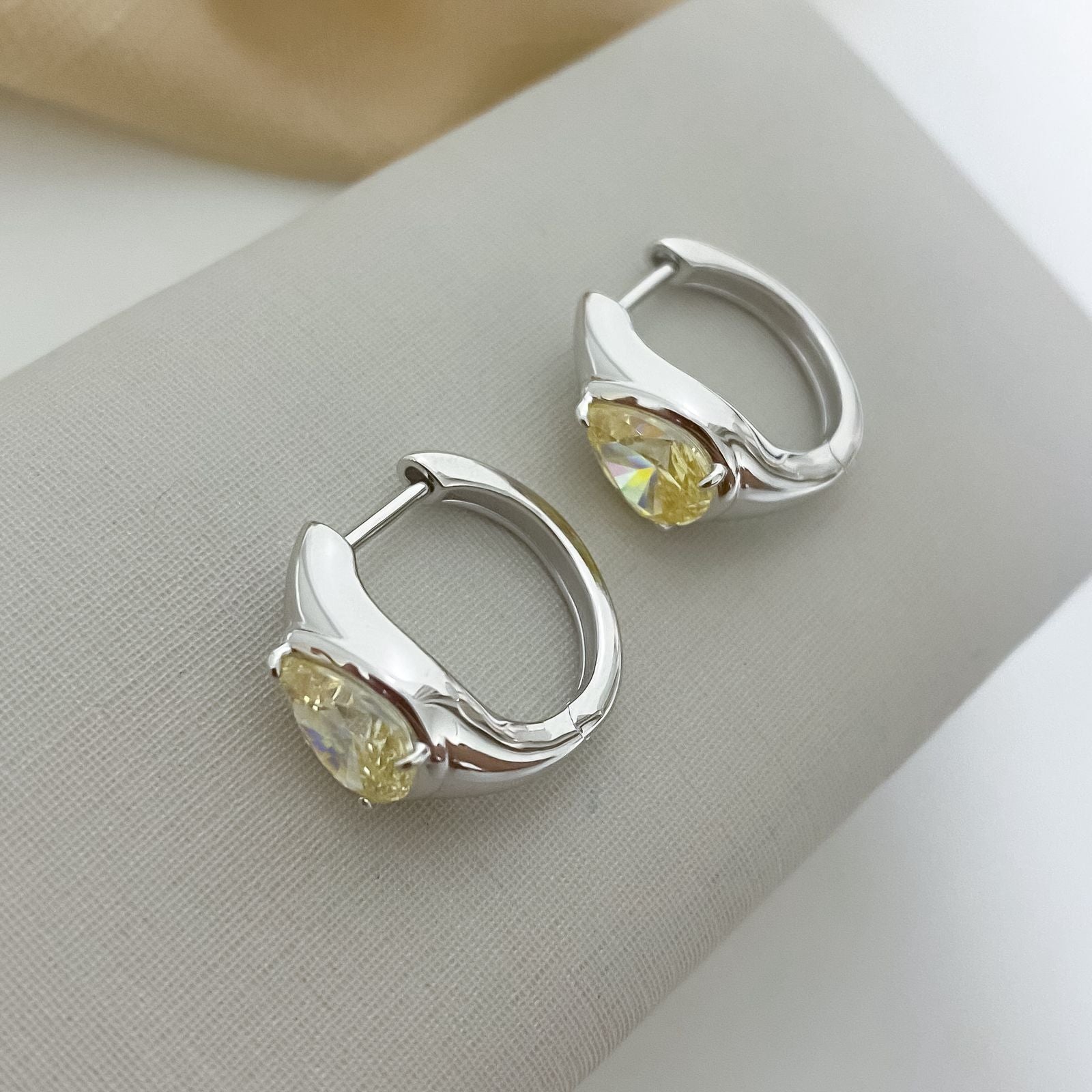 Argola Prata Gota Amarelo 8x6mm