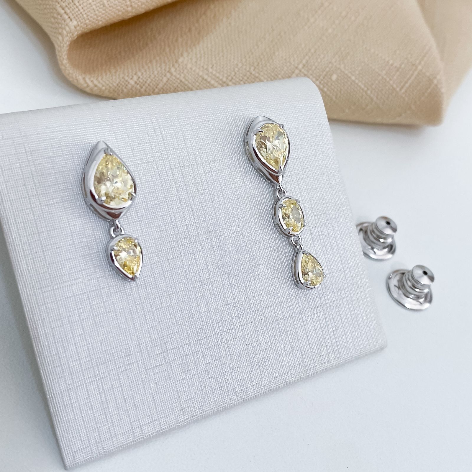 Brinco Prata Gota/Oval Amarela 11/4/3mm