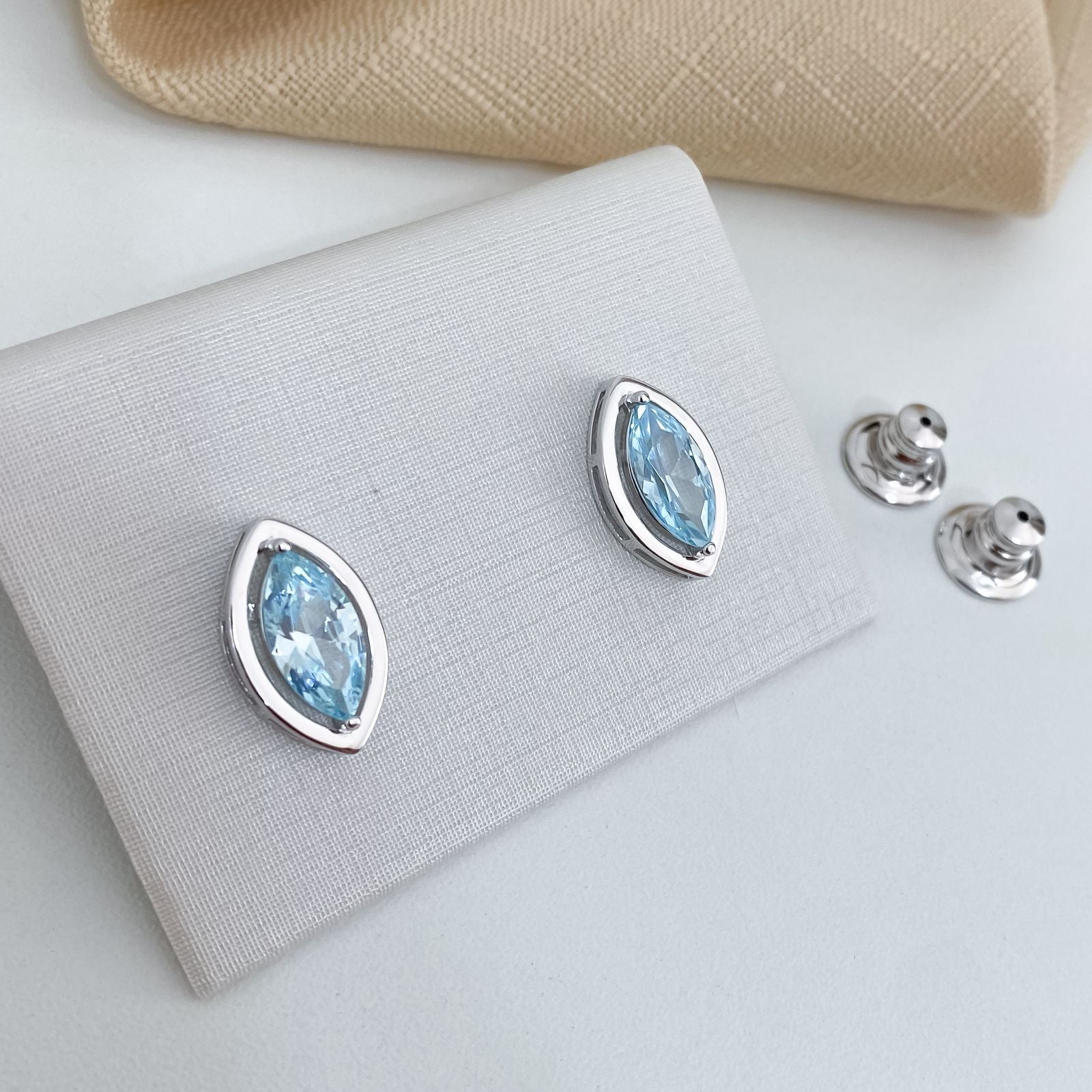 Brinco Prata Navete Azul Claro 12x6mm