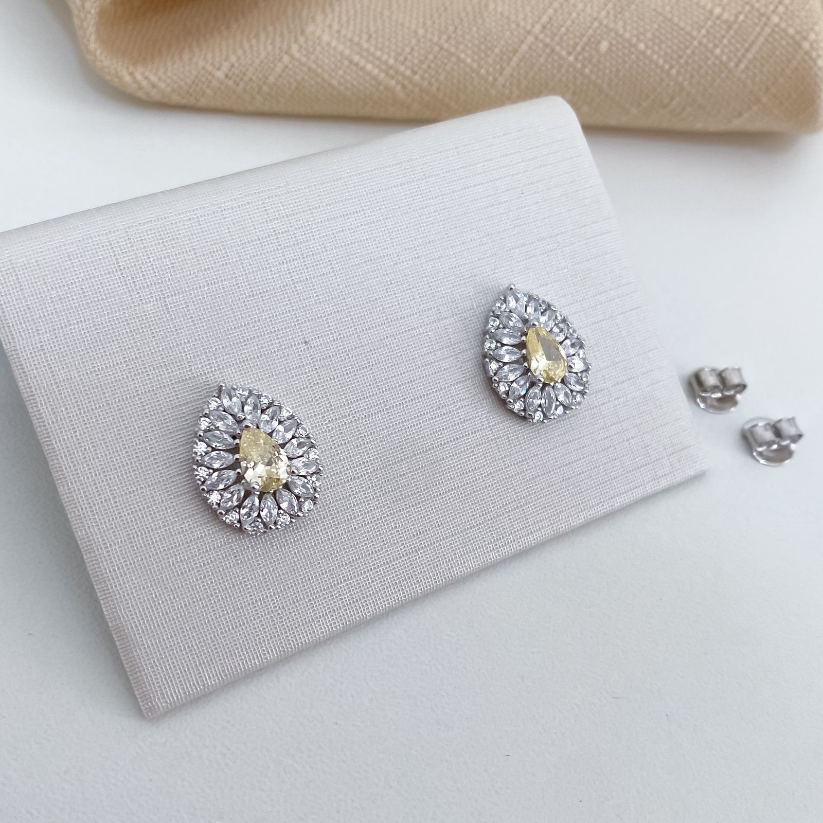 Brinco Prata Gota Amarela Cravejada 6x3mm