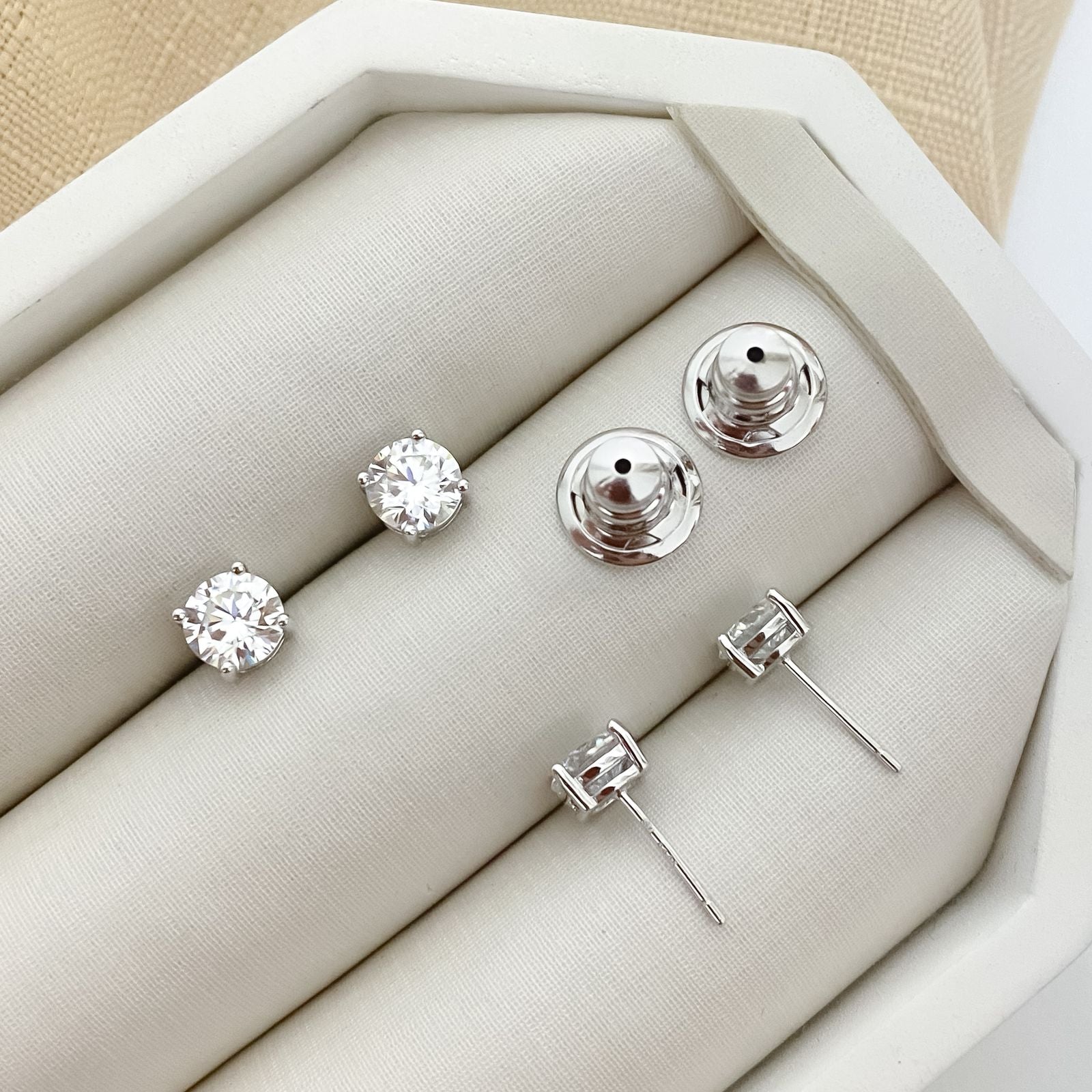 Brinco Prata Ponto Luz 6.5mm Moissanite