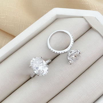 Anel Prata Oval Cravejado Cristal 14x10mm Moissanite
