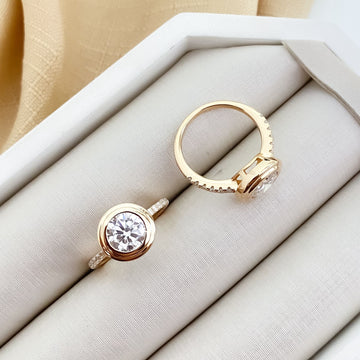 Anel Prata Red Cristal Cravejado Dourado 8.5mm Moissanite