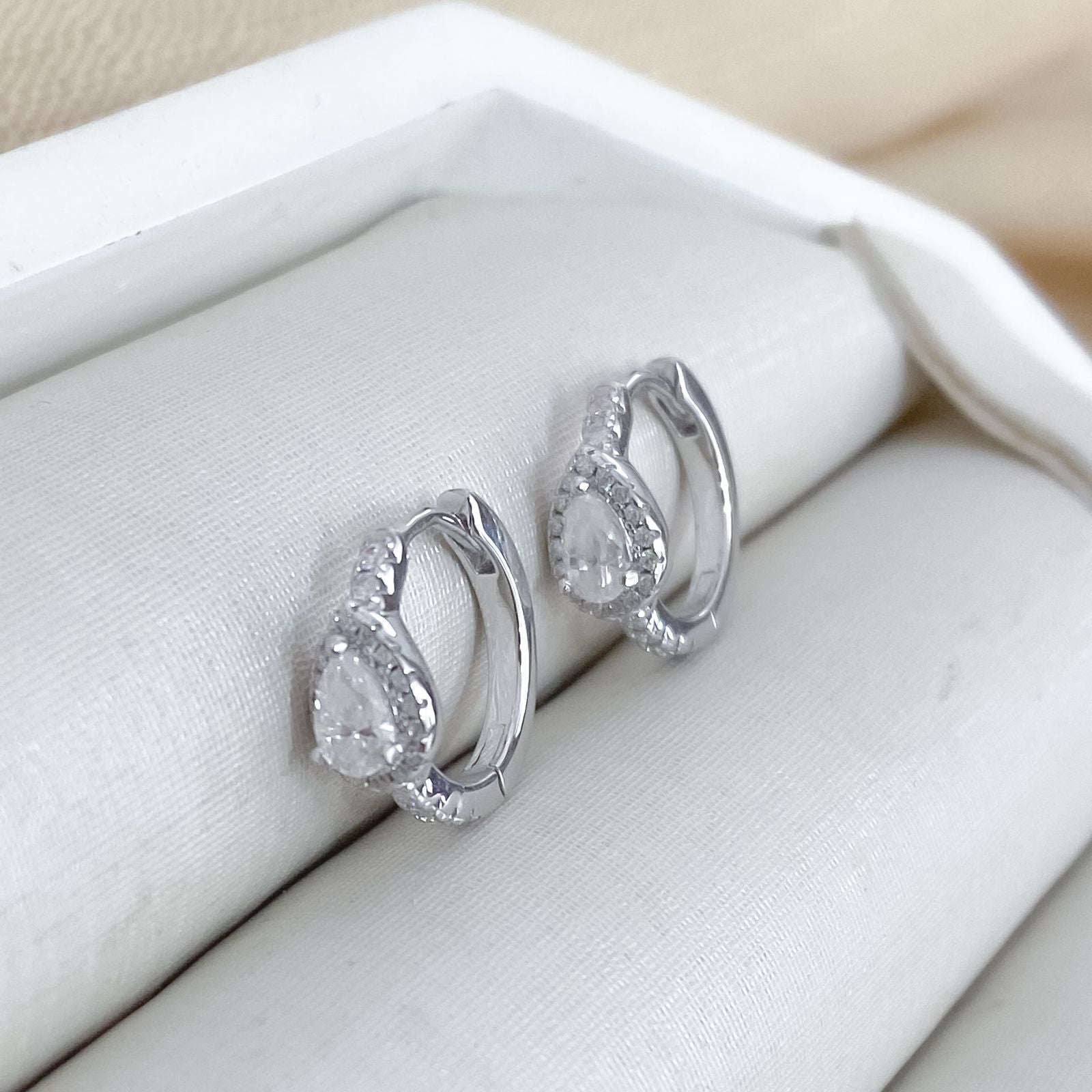 Argola Prata Cravejada 3x5mm Moissanite