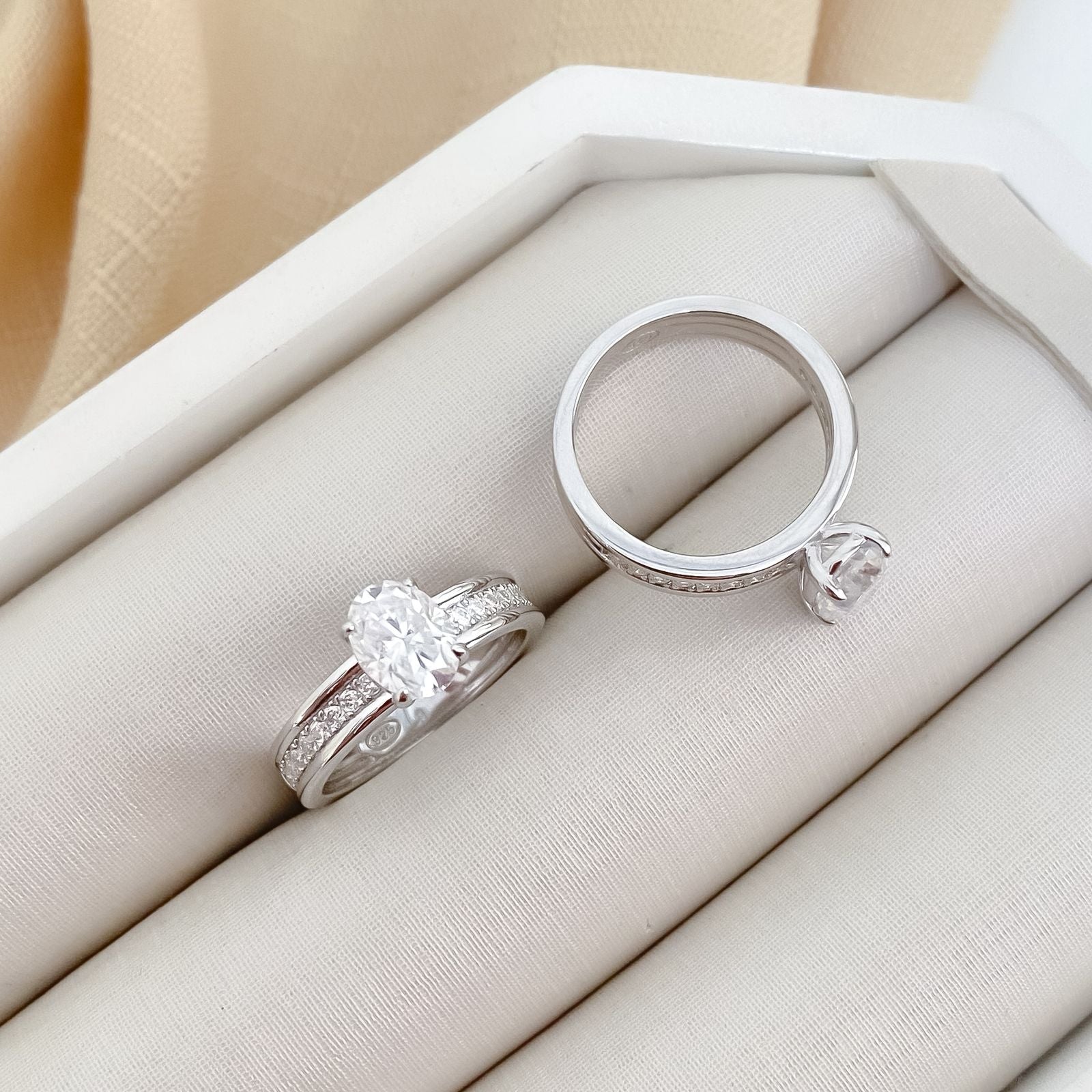 Anel Prata Solitário Cristal Cravejado 8x6mm Moissanite