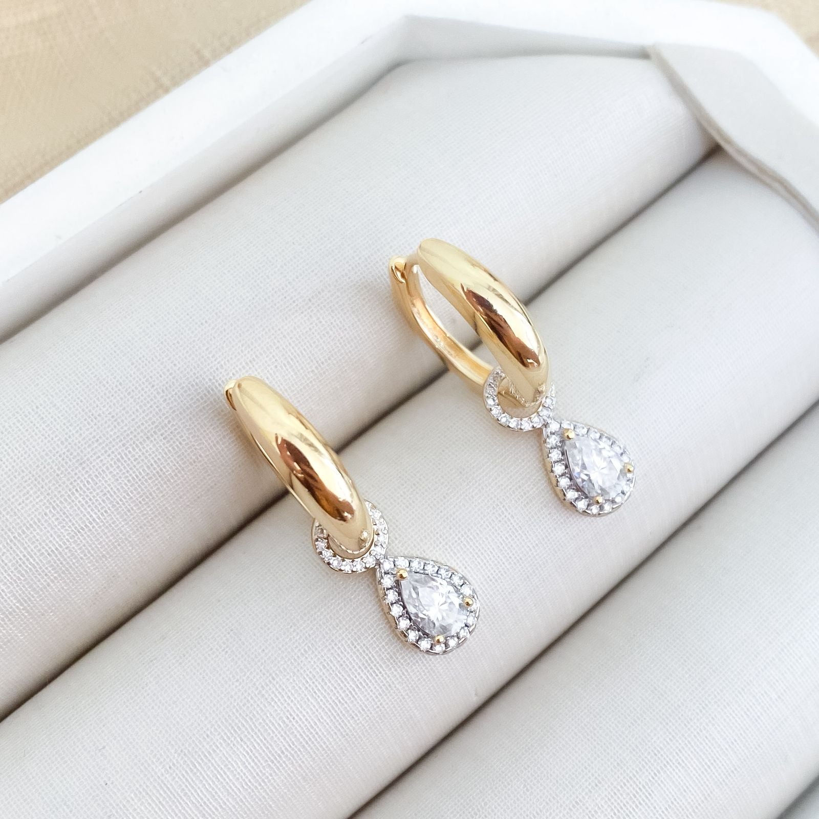Argola Prata Gota Cravejada Dourado 4x6mm Moissanite