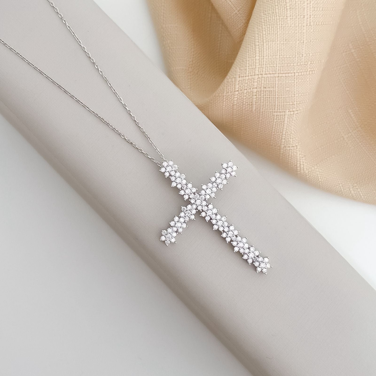 Gargantilha Prata Cruz Cristal em Flores 1.5mm Moissanite