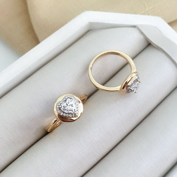 Anel Prata Coração Cristal Cravejado Dourado 6mm Moissanite