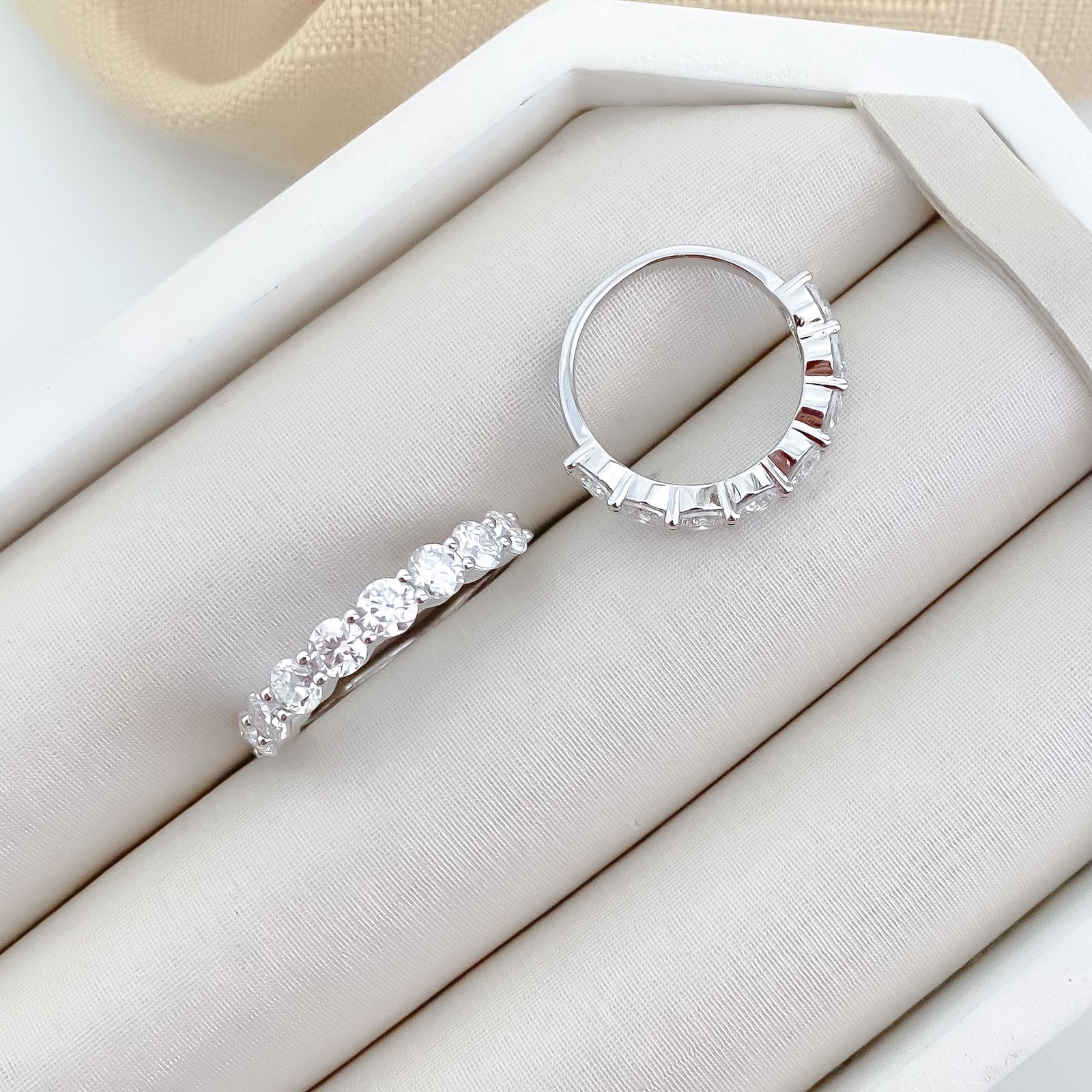 Anel Prata Meia Aliança Cristal 8p 4mm Moissanite