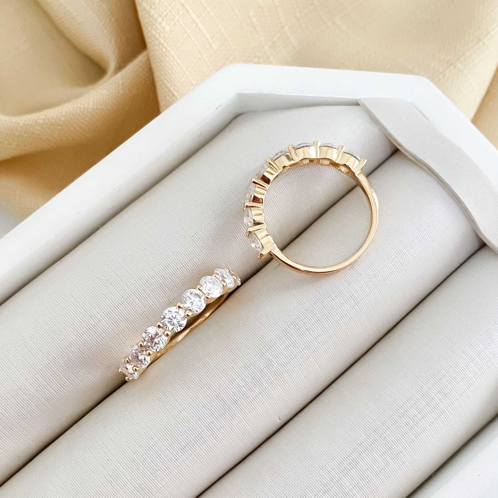 Anel Prata Meia Aliança Cravejado Dourado 8p 4mm Moissanite