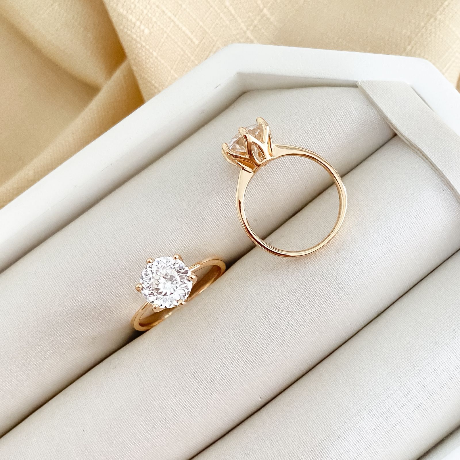 Anel Prata Solitário Cravejado Dourado 8mm Moissanite