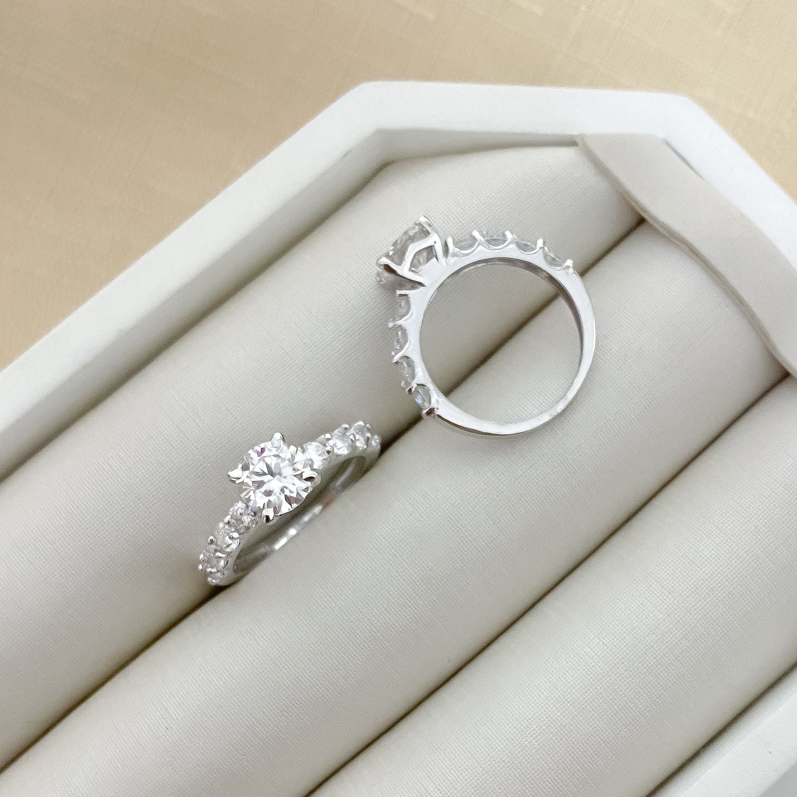 Anel Prata Solitário Cravejado 7mm Moissanite