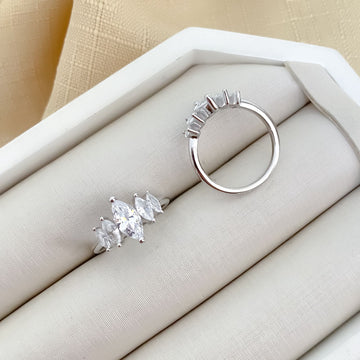 Anel Prata em Pedras Cristal 7x4mm