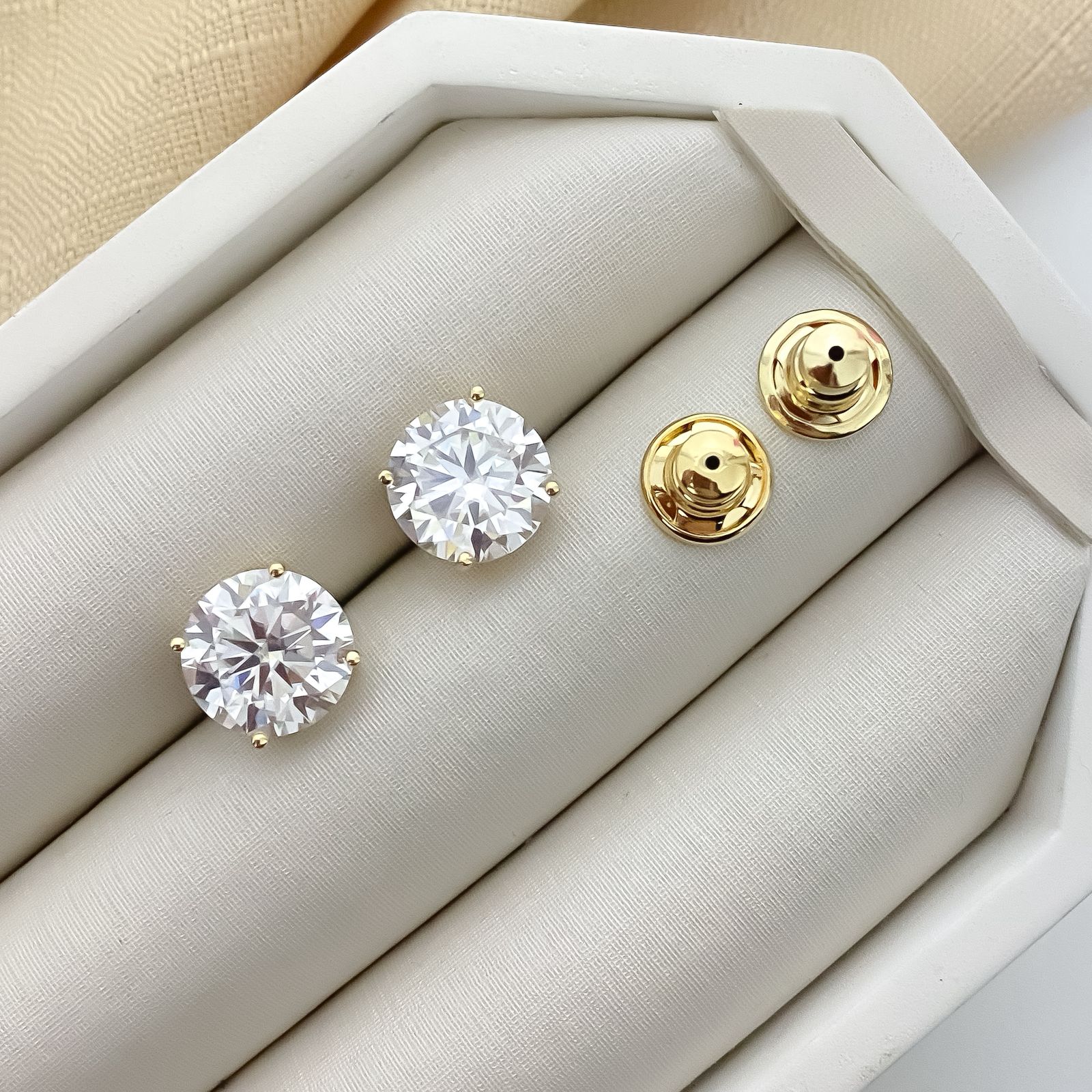 Brinco Prata Ponto Luz Dourado 12mm Moissanite