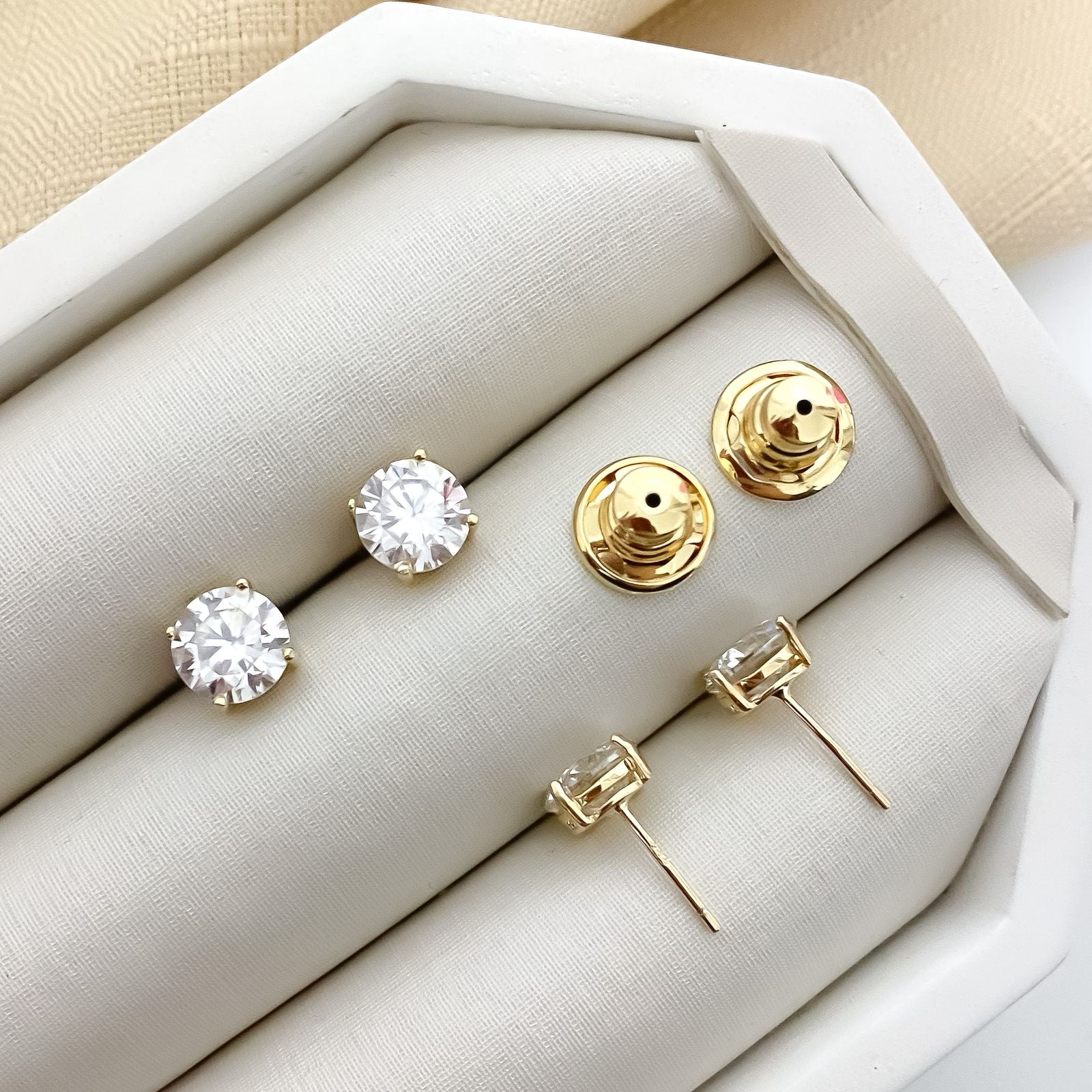 Brinco Prata Ponto Luz Dourado 8mm Moissanite