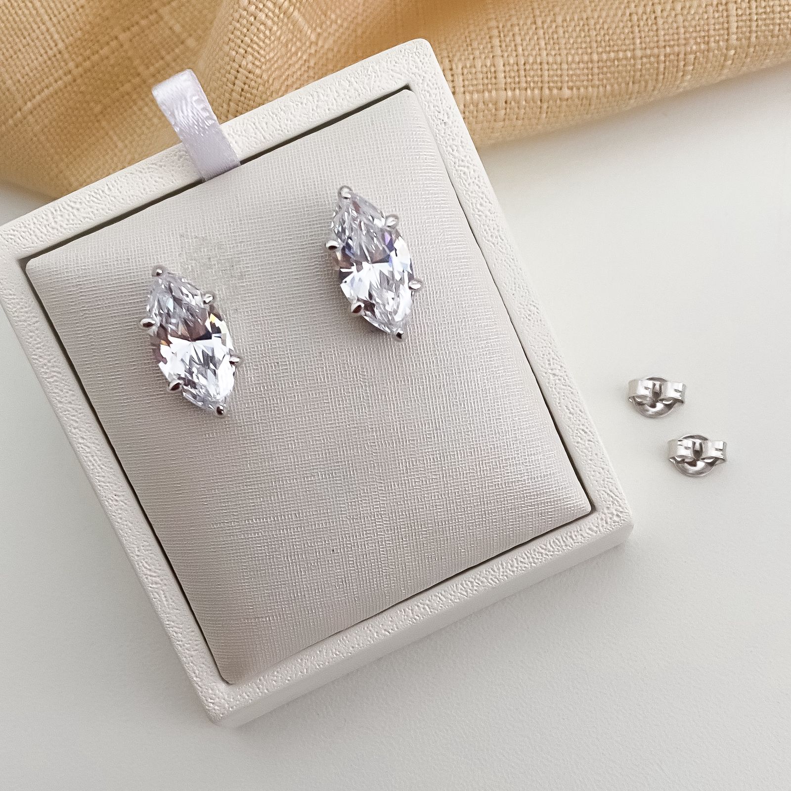 Brinco Prata Oval Cristal Cravejado 12x7mm