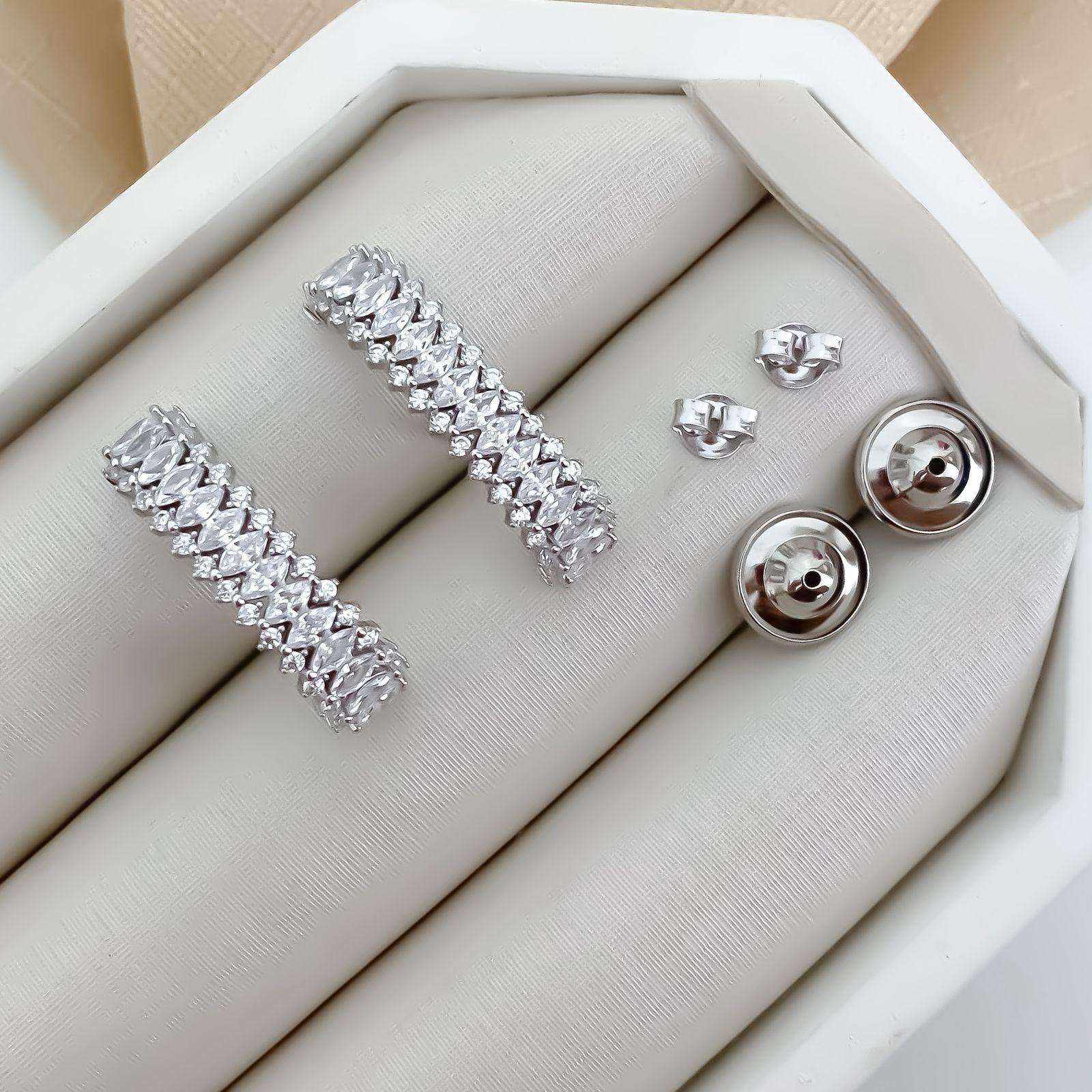 Brinco Prata Oval Cristal Cravejado 2mm