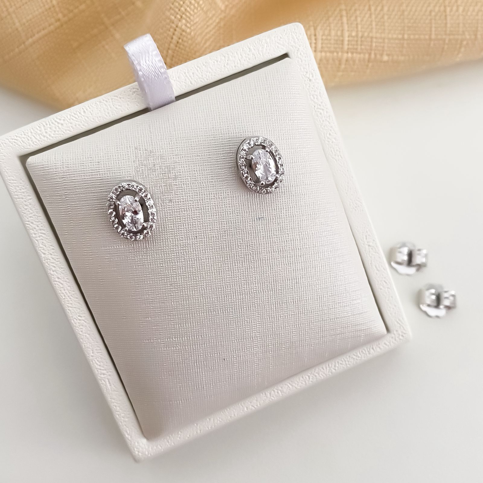 Brinco Prata Oval Cravejado Cristal 3mm