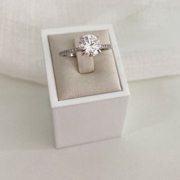 Anel Prata Solitário Cravejado 8mm Moissanite
