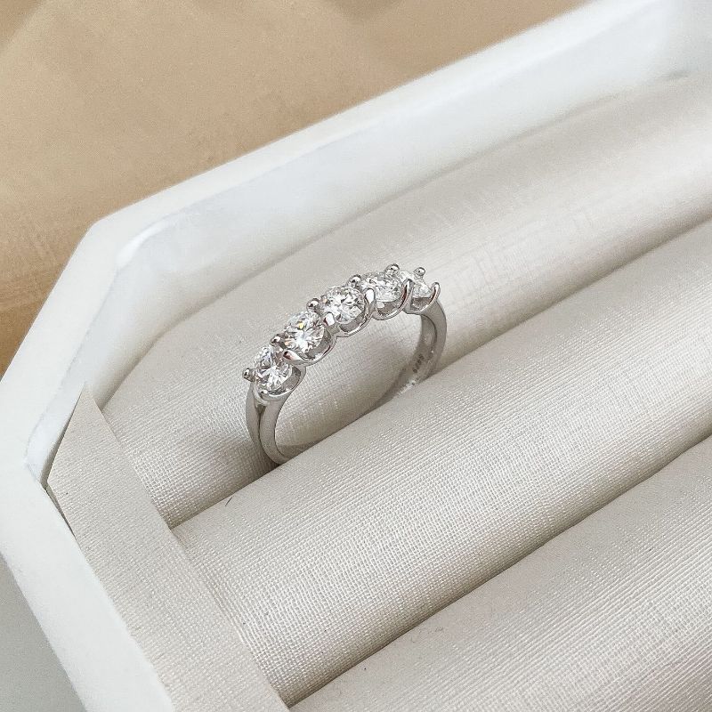 Anel Prata Meia Aliança 4mm Moissanite