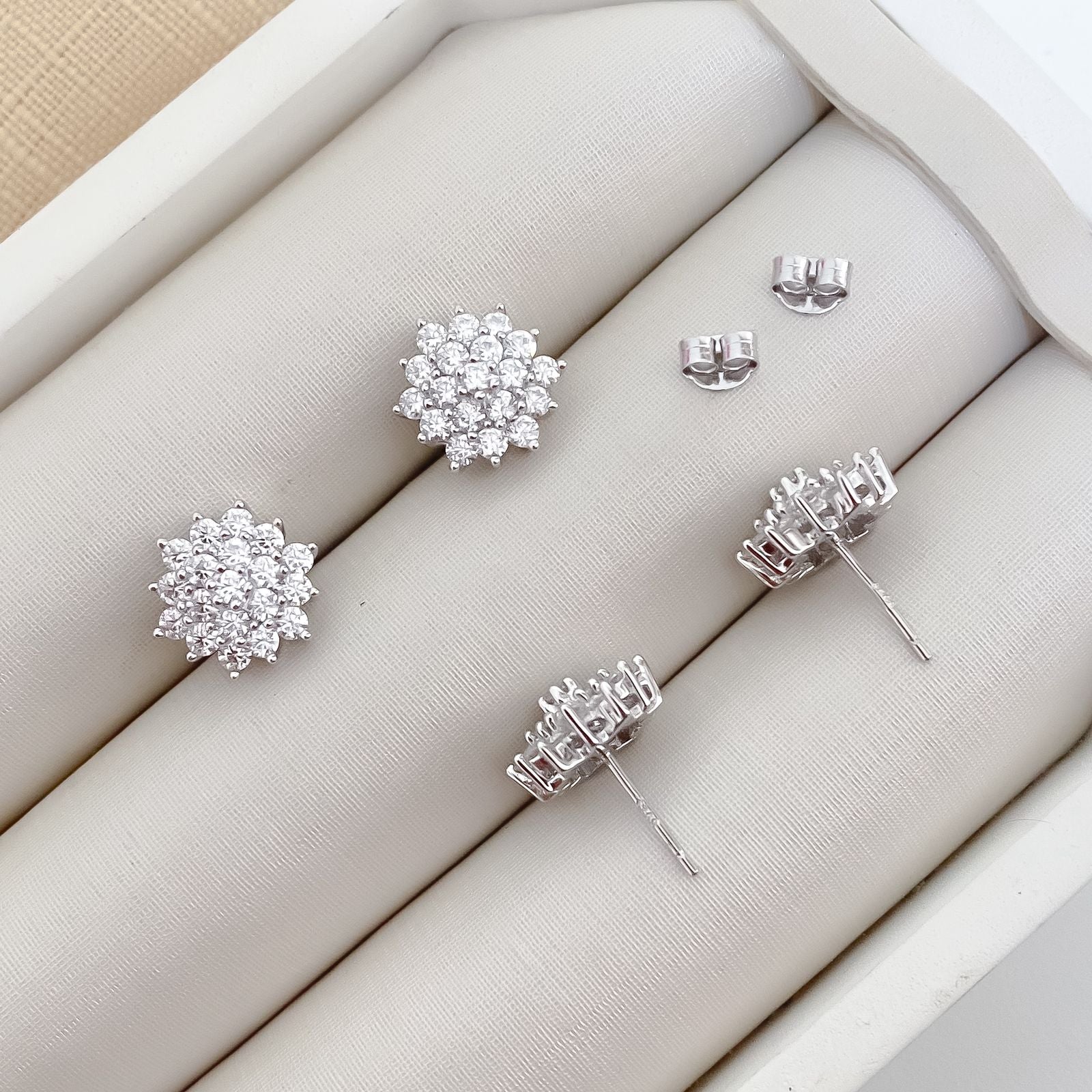 Brinco Prata Flor em Pedras Moissanite