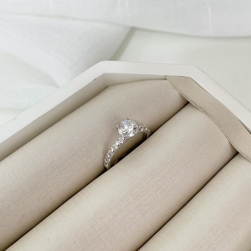 Anel Prata Solitário Cristal 6mm Cravejado
