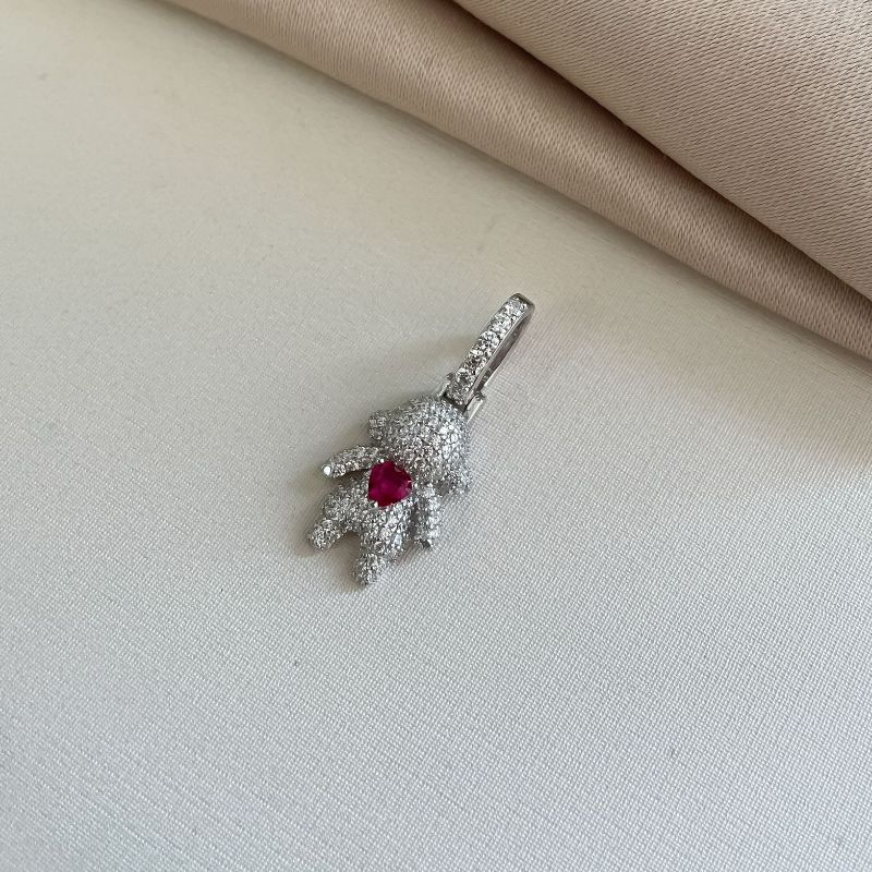 Pingente Prata Menina Coração Rosa Escuro Cravejado 1mm